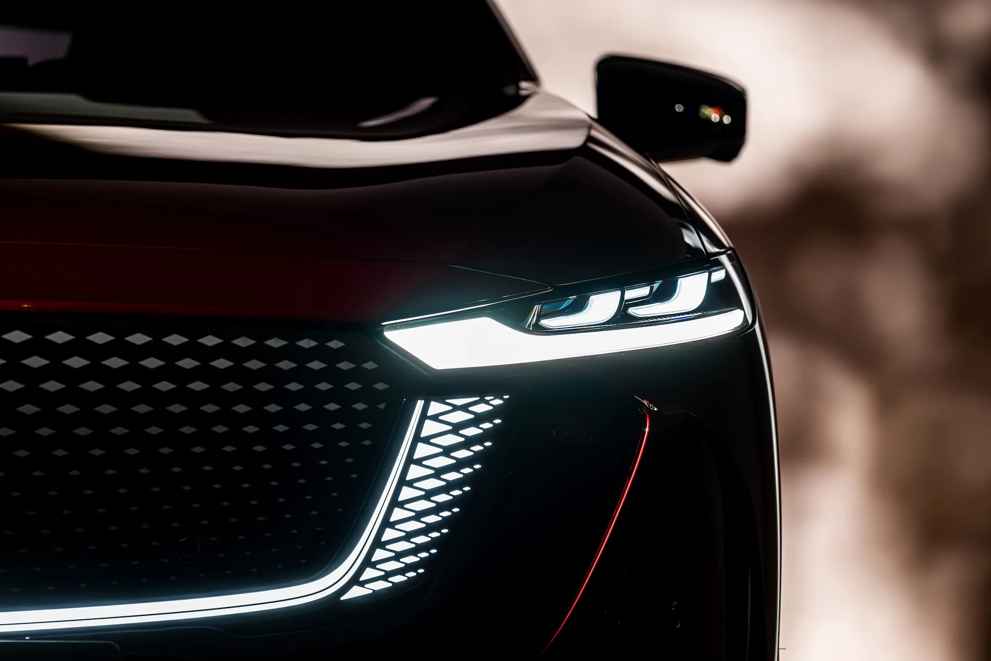 Mazda 6E Detailansicht des Scheinwerfer von links mit Kühlergrill