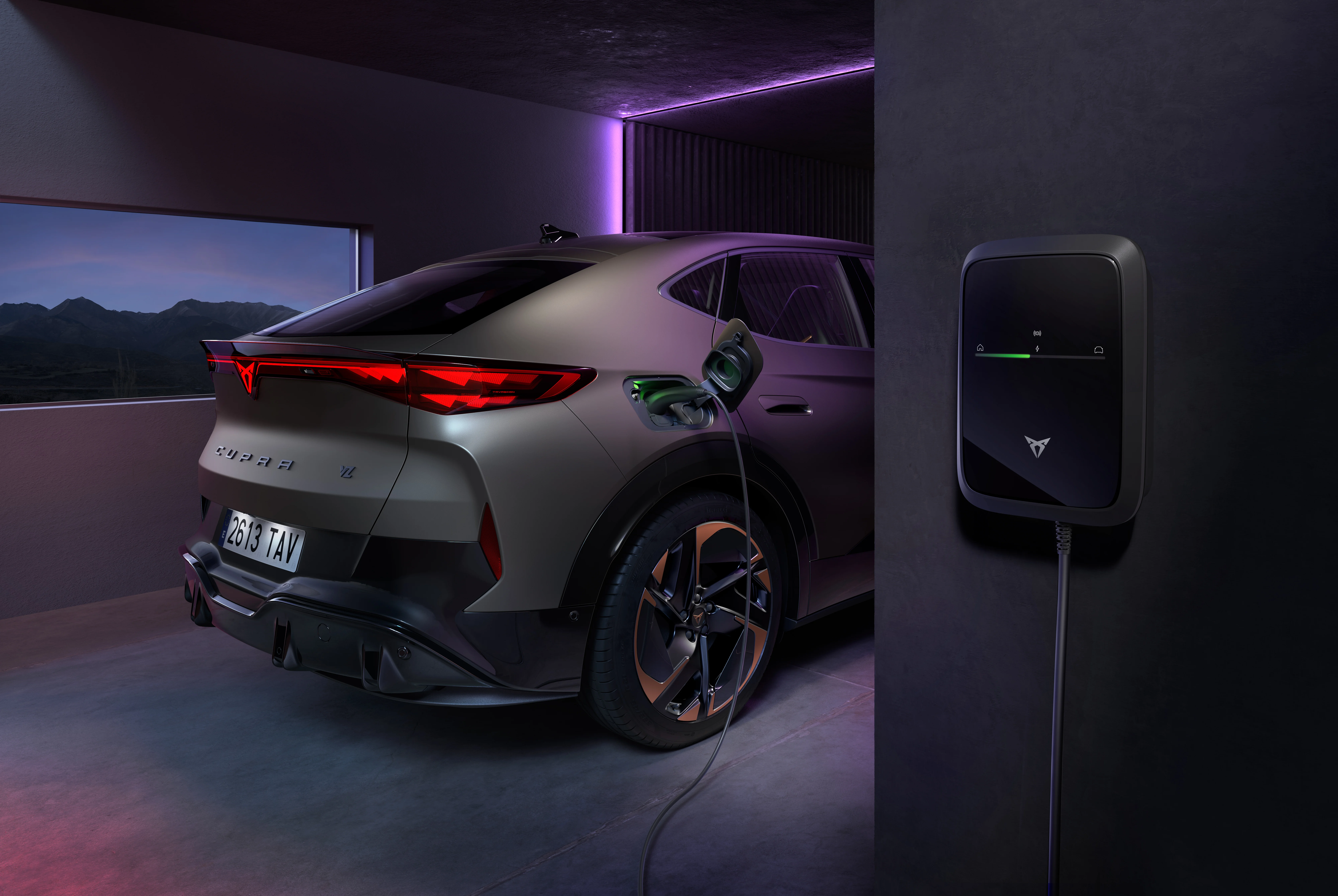 CUPRA Tavascan beim Laden an einer Wallbox zuhause mit angeschlossenem Ladekabel und moderner Ladeinfrastruktur