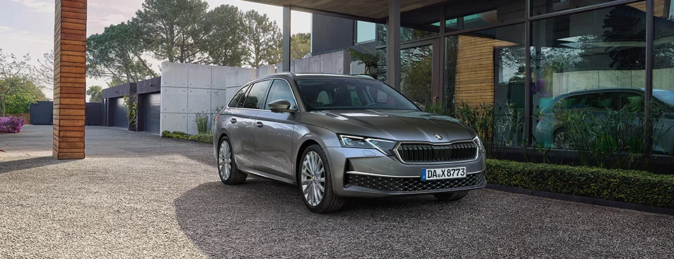 silberner Octavia Combi vor urbanem Hintergrund in seitlicher Frontansicht