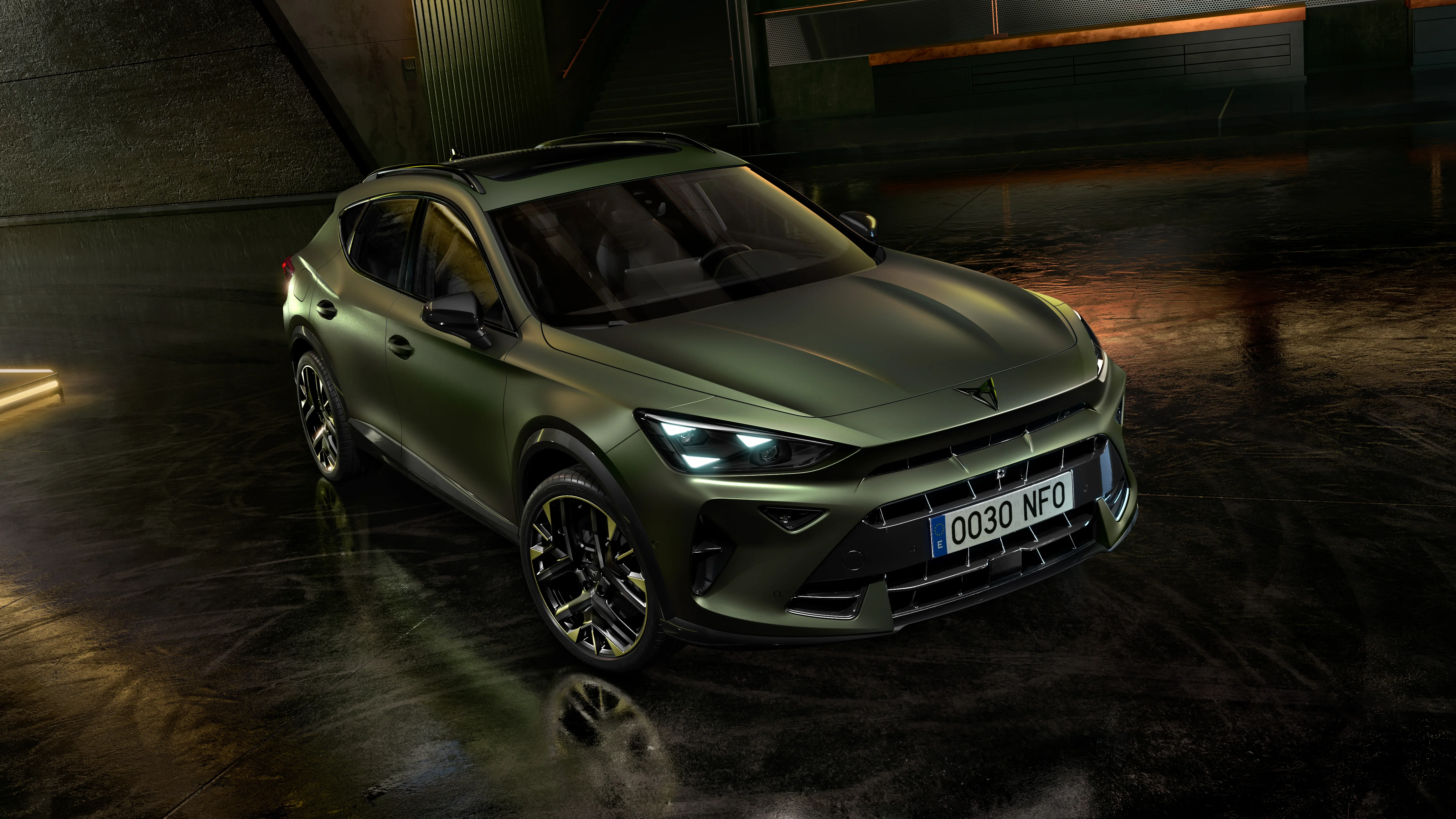 CUPRA Formentor in dunkler Metallic-Lackierung, sportliche Frontansicht mit markanter Lichtsignatur und dynamischem Design in urban-industrieller Umgebung.