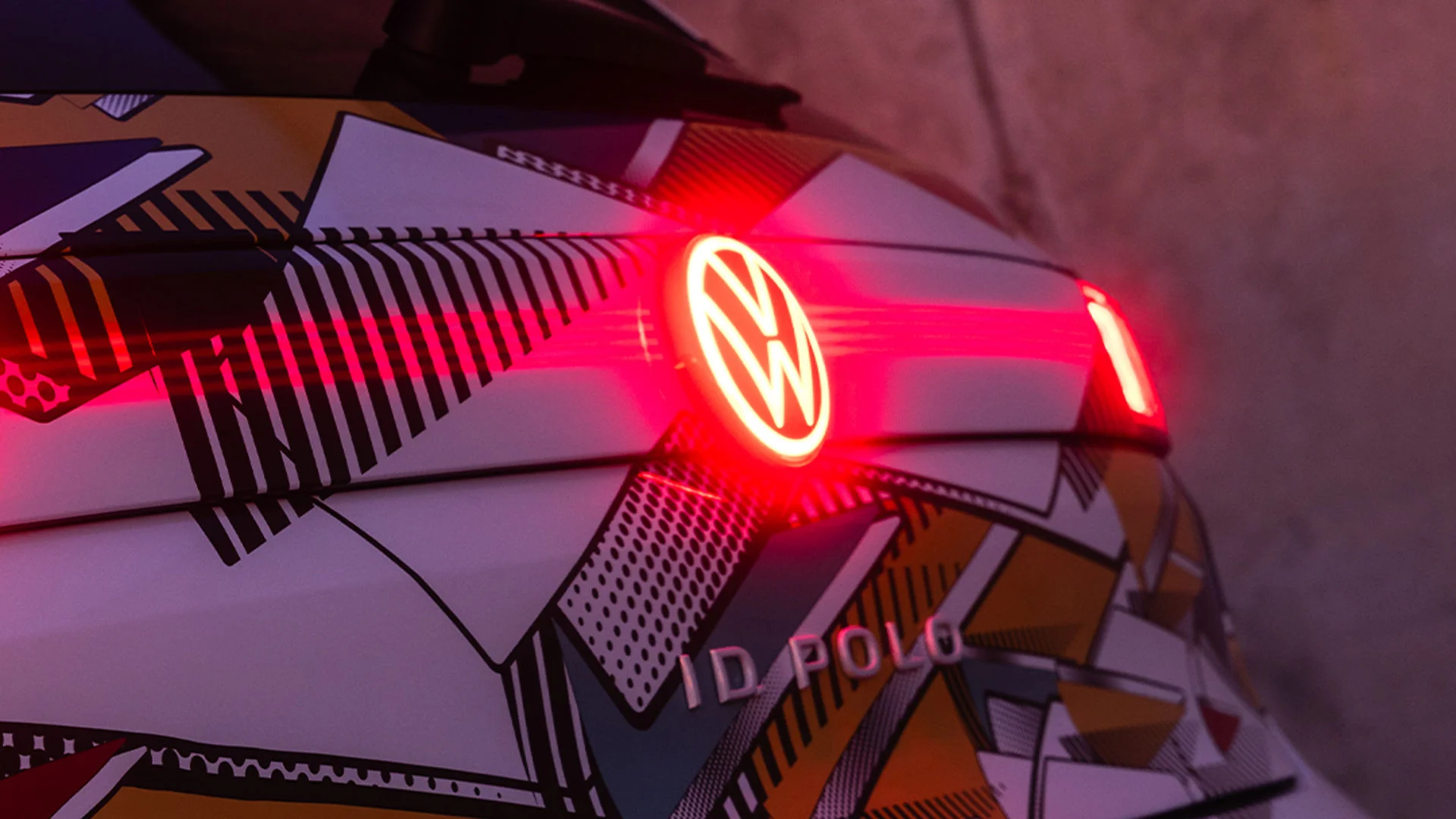 Beleuchtetes VW Logo am Heck des ID. Polo