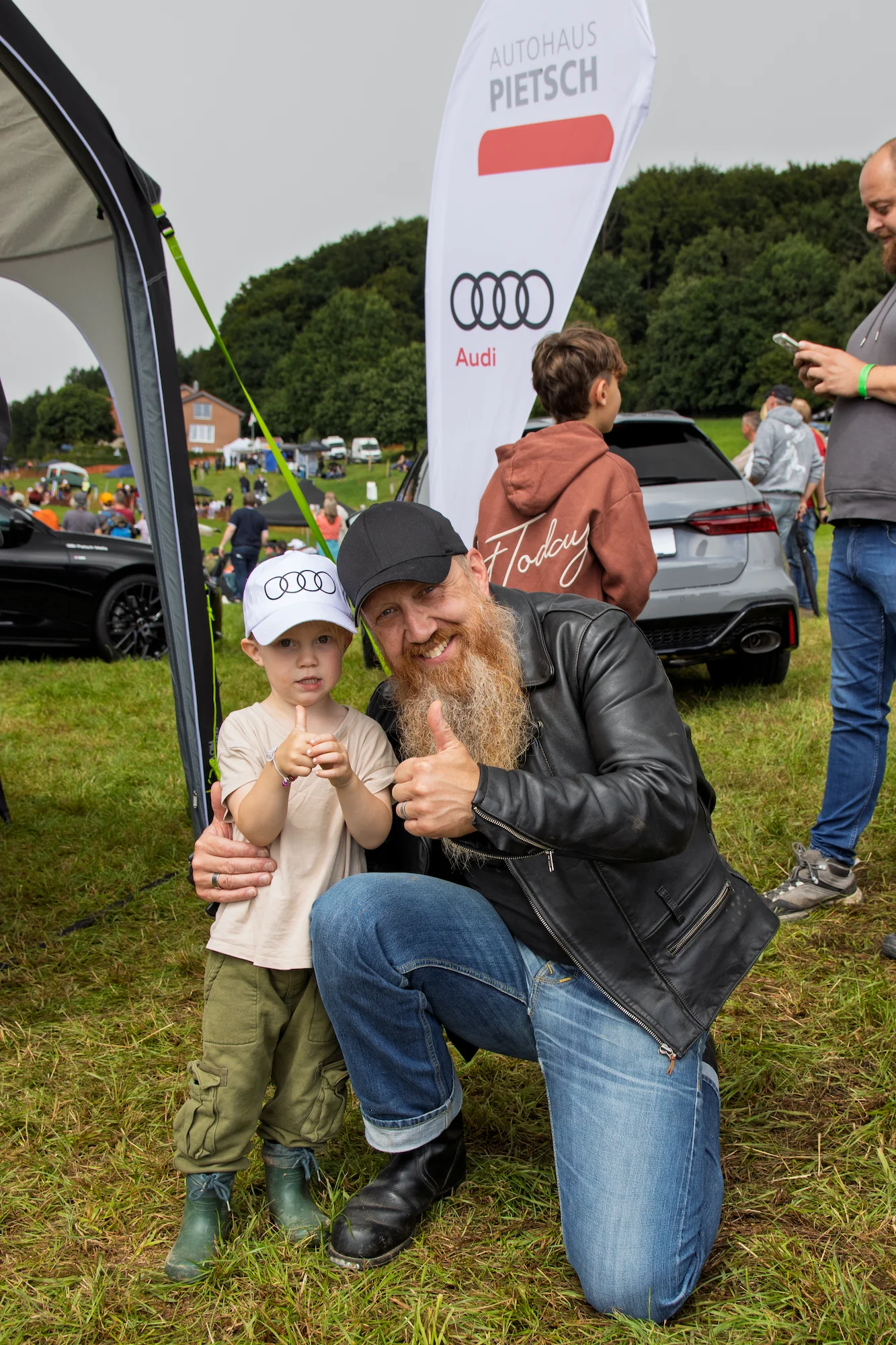 Besucher des 57. Bergrennen beim Gewinnspiel