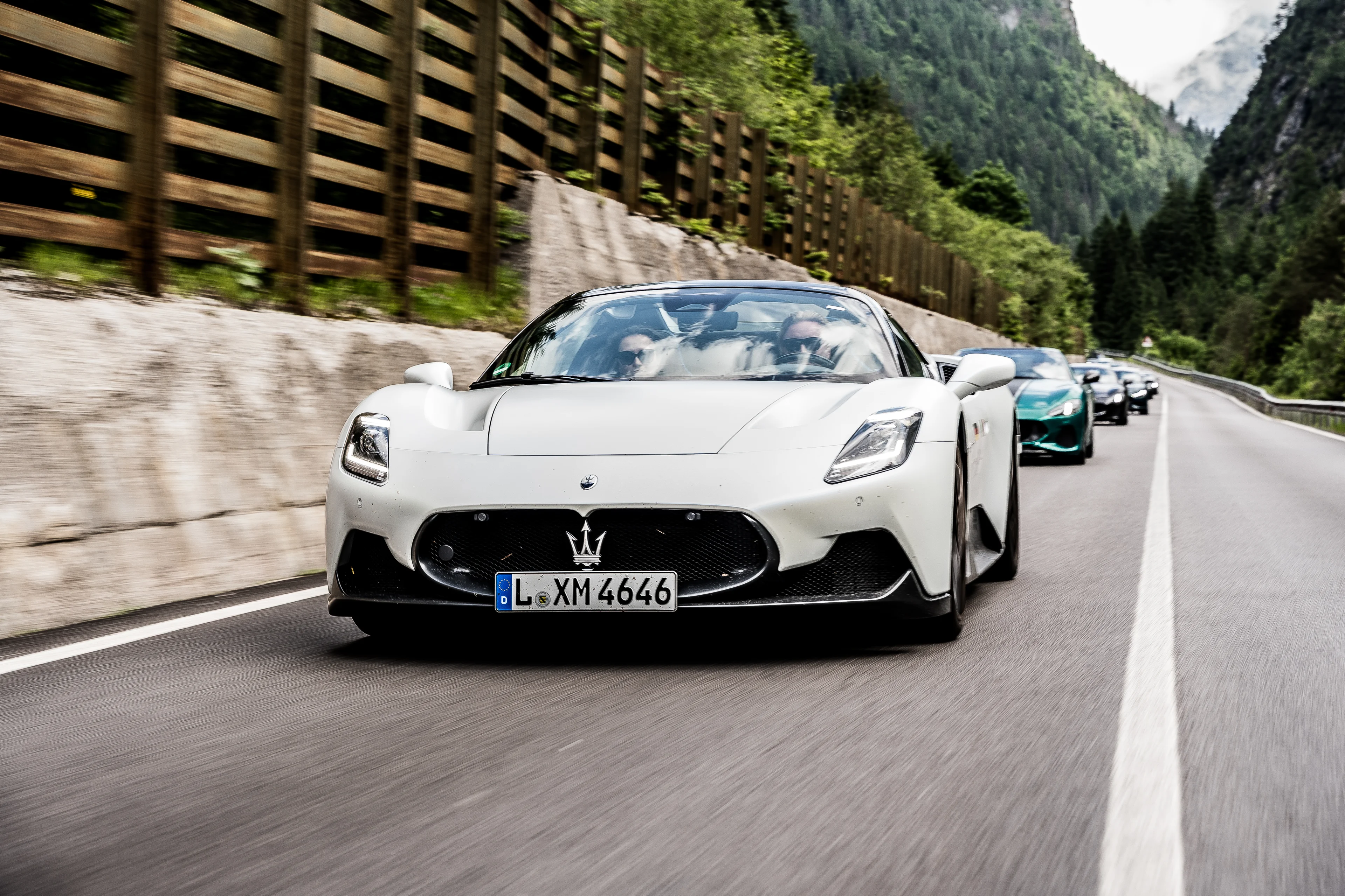 Weißer Maserati Roadster fahren auf einer Landstraße von fotografiert