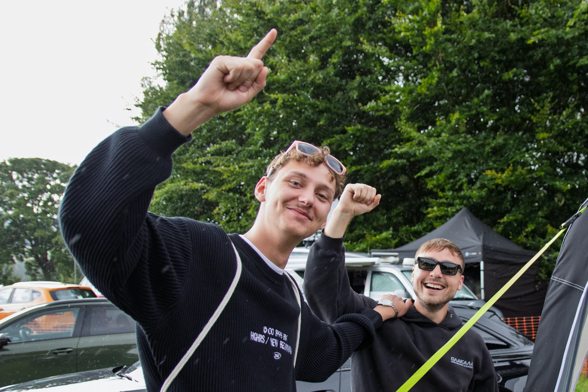 Besucher des 57. Bergrennen auf einer Wiese an der Stecke