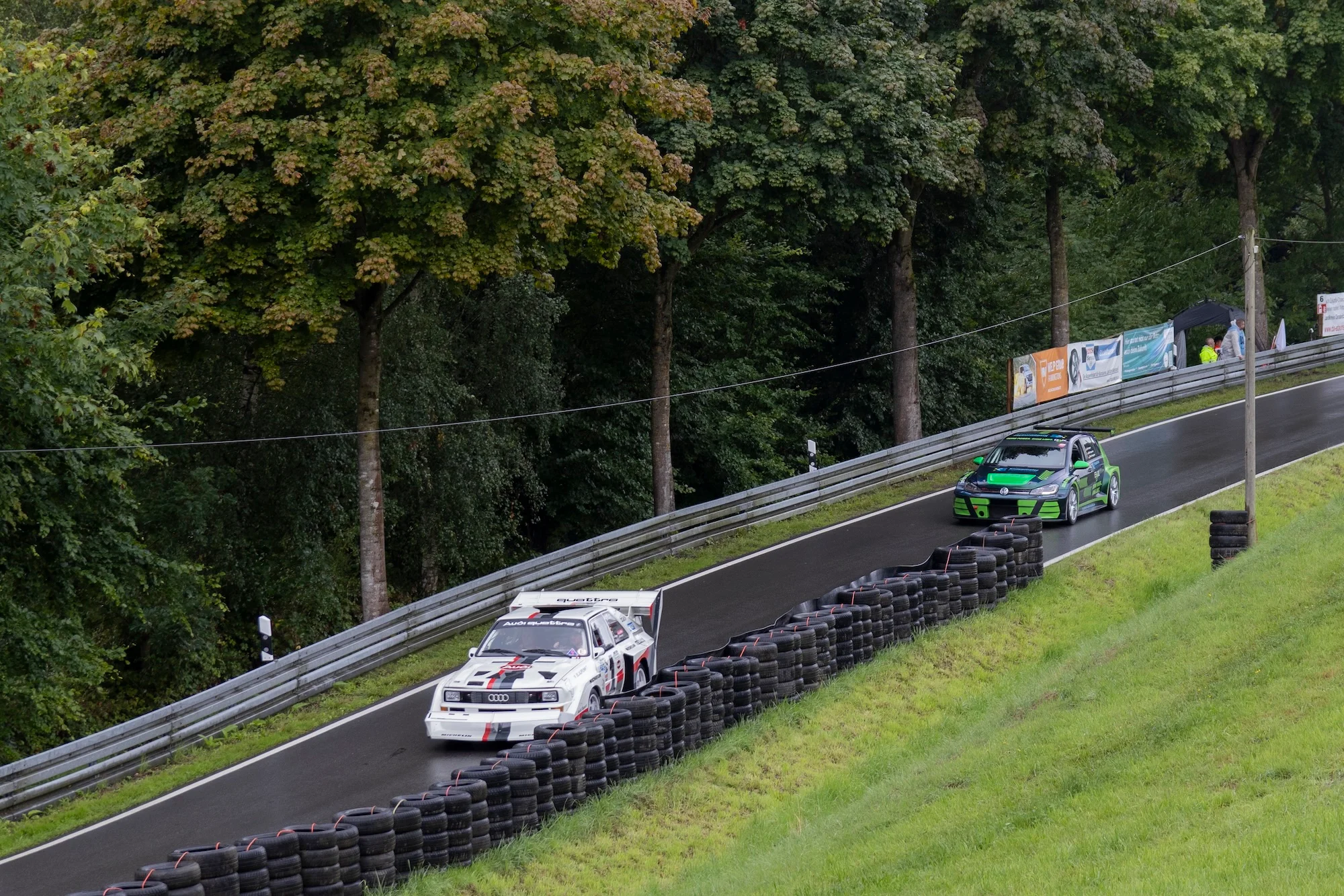 Zwei Fahrzeuge auf der Strecke des Bergrennen