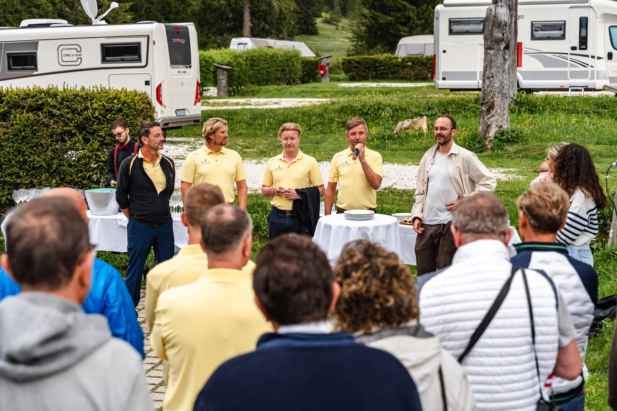Das Organisationsteam für die Maserati Ausfahrt im Gespräch mit den Teilnehmern