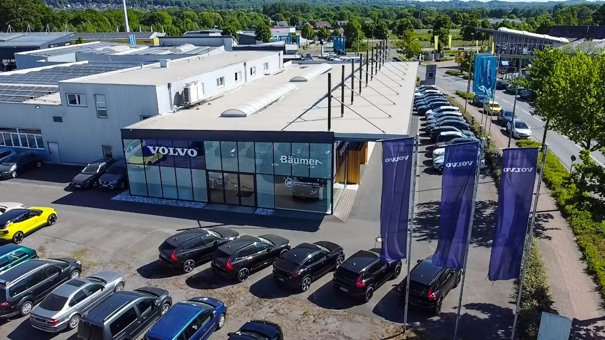 Luftaufnahme der Ausstellungshalle für Volvo Fahrzeuge im Autohaus Bäumer