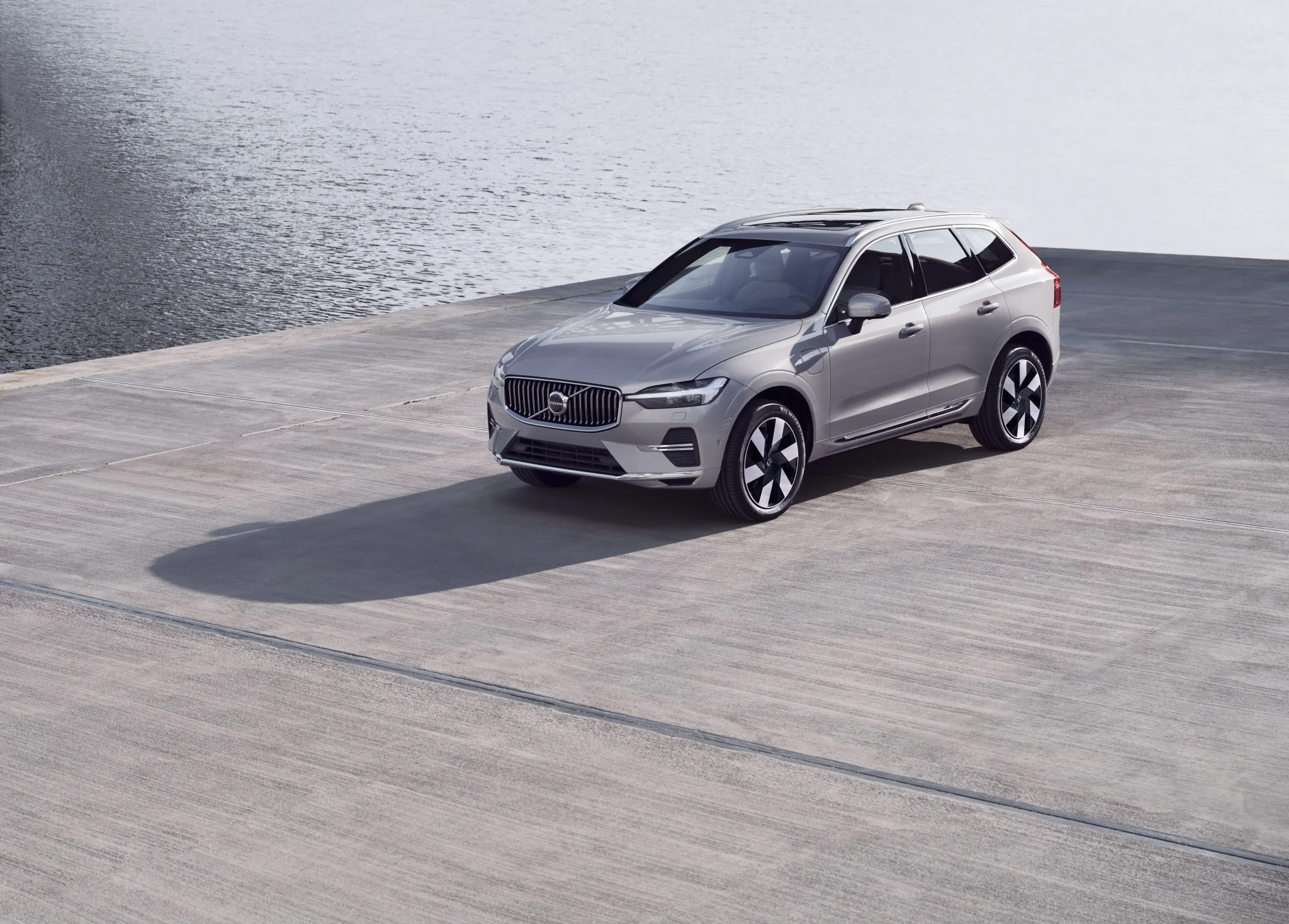Volvo XC60 von schräg oben fotografiert auf einer Plattform vorm See
