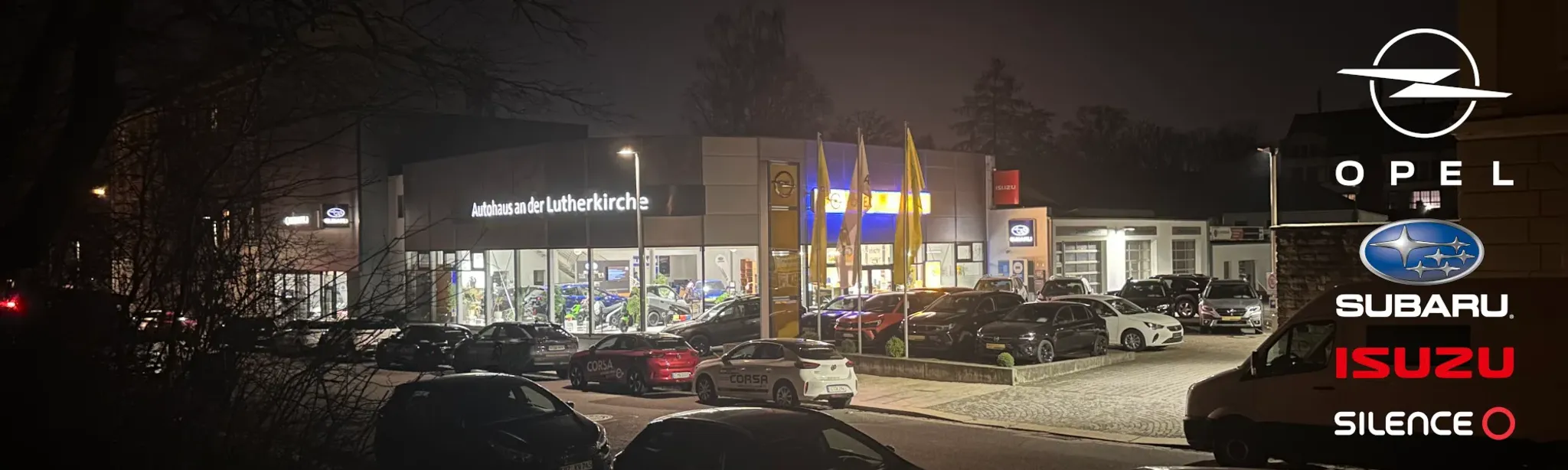 Autohaus an der Lutherkirche bei Nacht