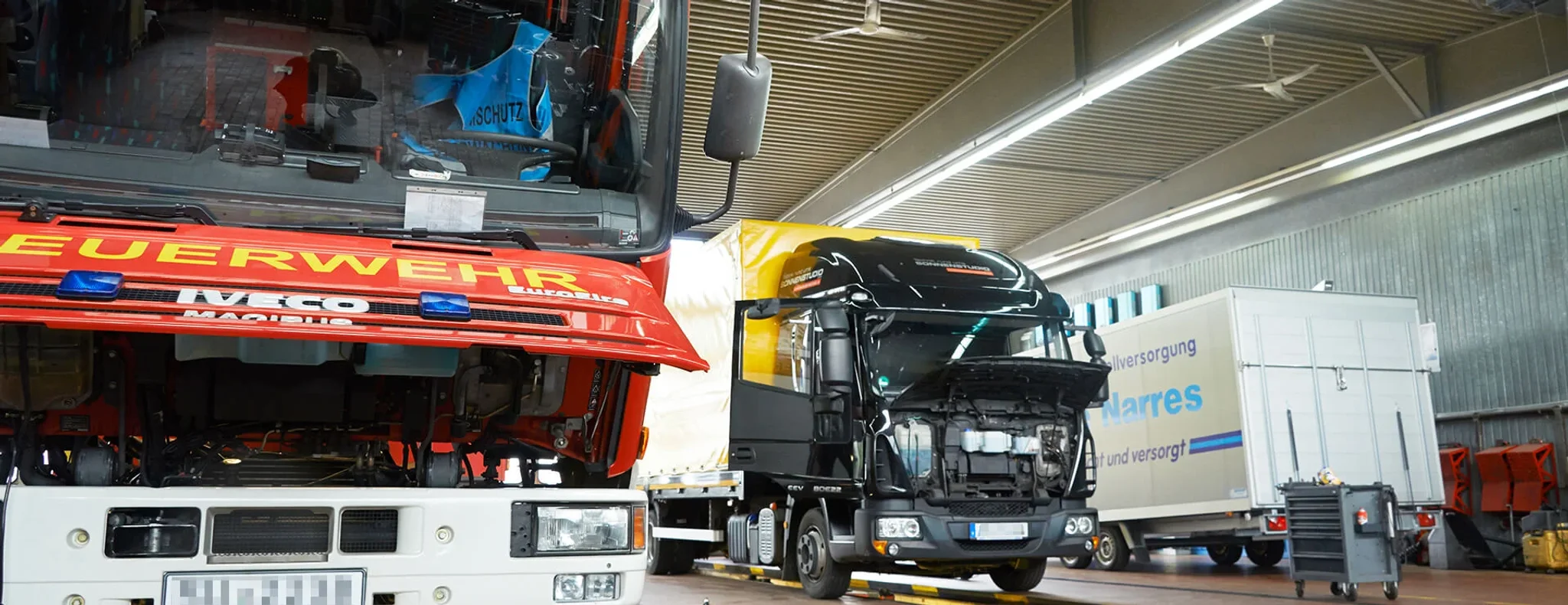 Zwei LKWs in der Werkstatt der Autozentrale Sturm