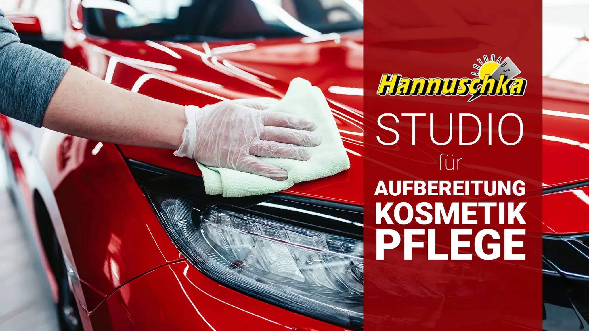 Mitarbeiter der Aufbereitung, poliert, einen roten PKW, vorne rechts in Höhe des Scheinwerfer