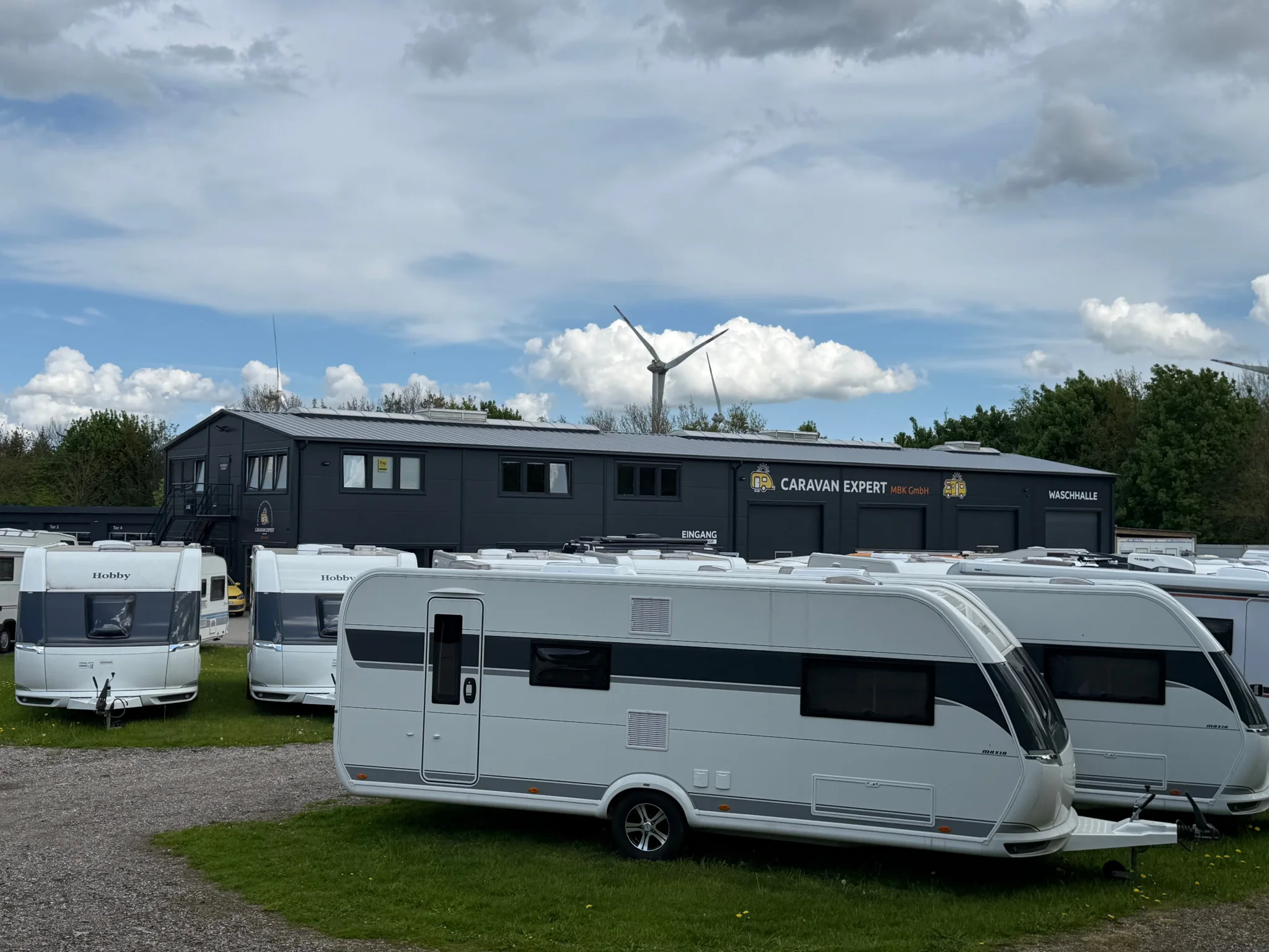 Wohnwagen vor dem Gebäude der Caravan Expert GmbH in Silberstedt