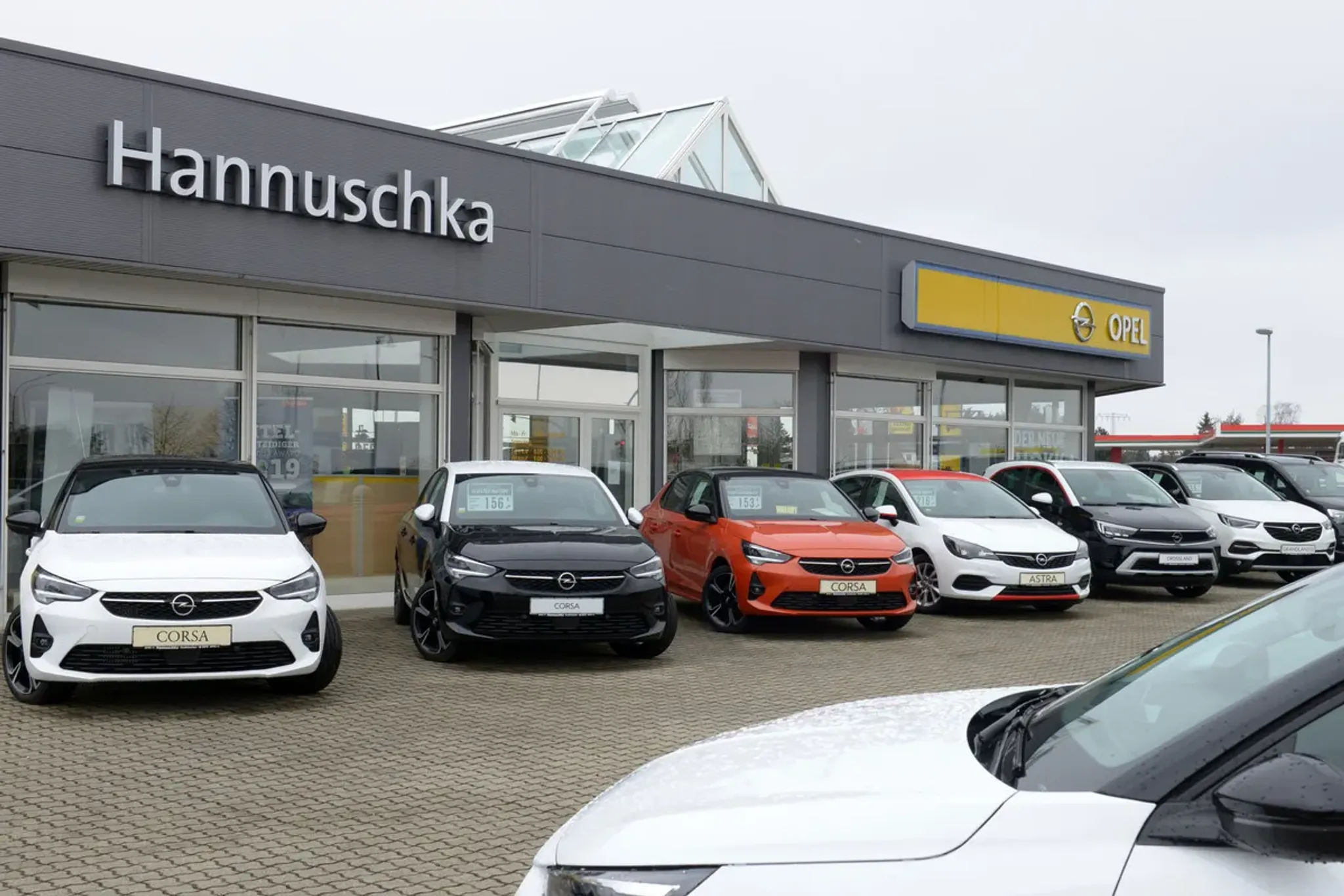 Autohaus Hannuschka vom fotografiert mit einer Reihe von Fahrzeugen davor