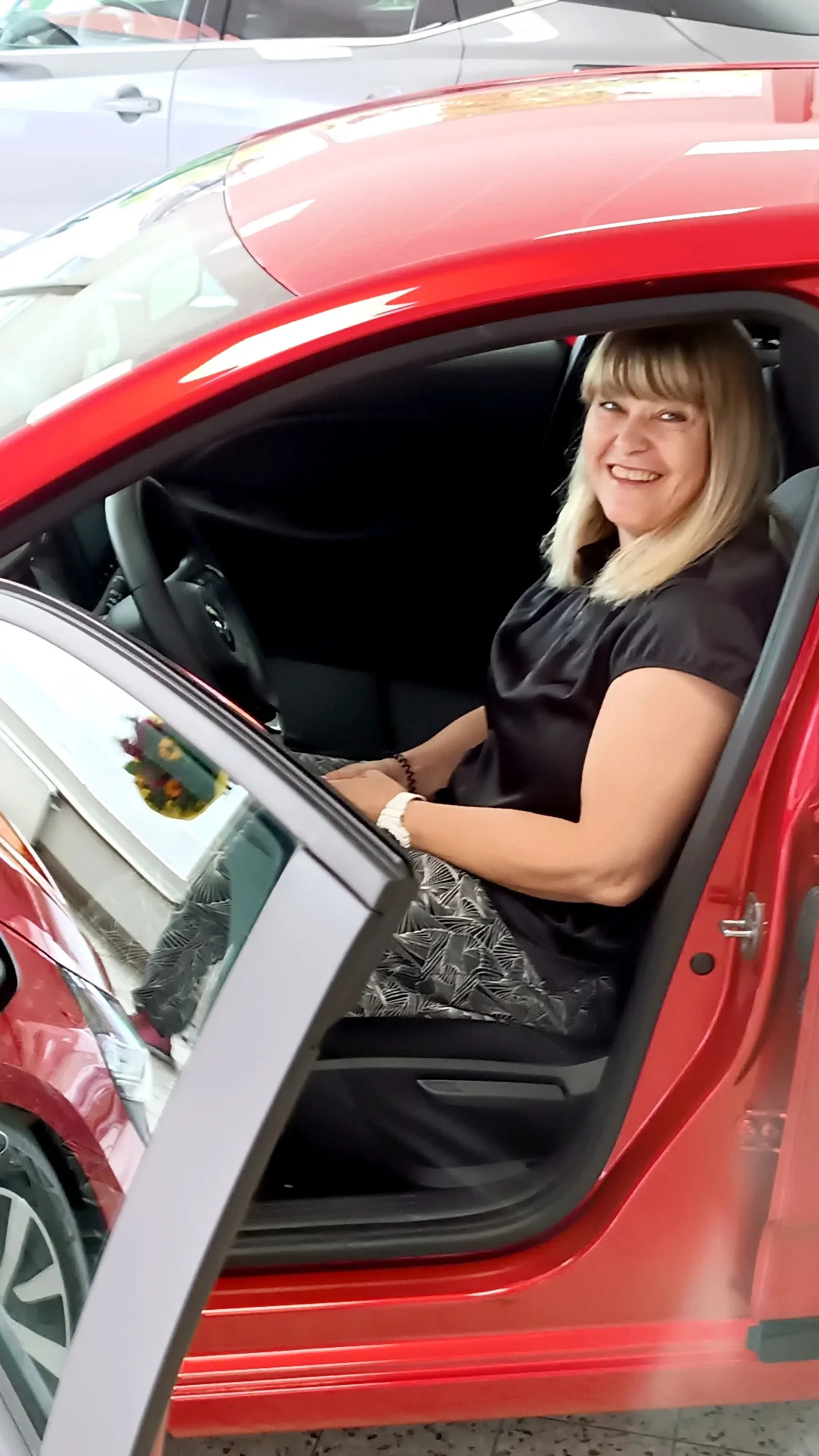 Die Gewinnerin des Gewinnspiels der Baumeister in ihrem neuen Mitsubishi Colt