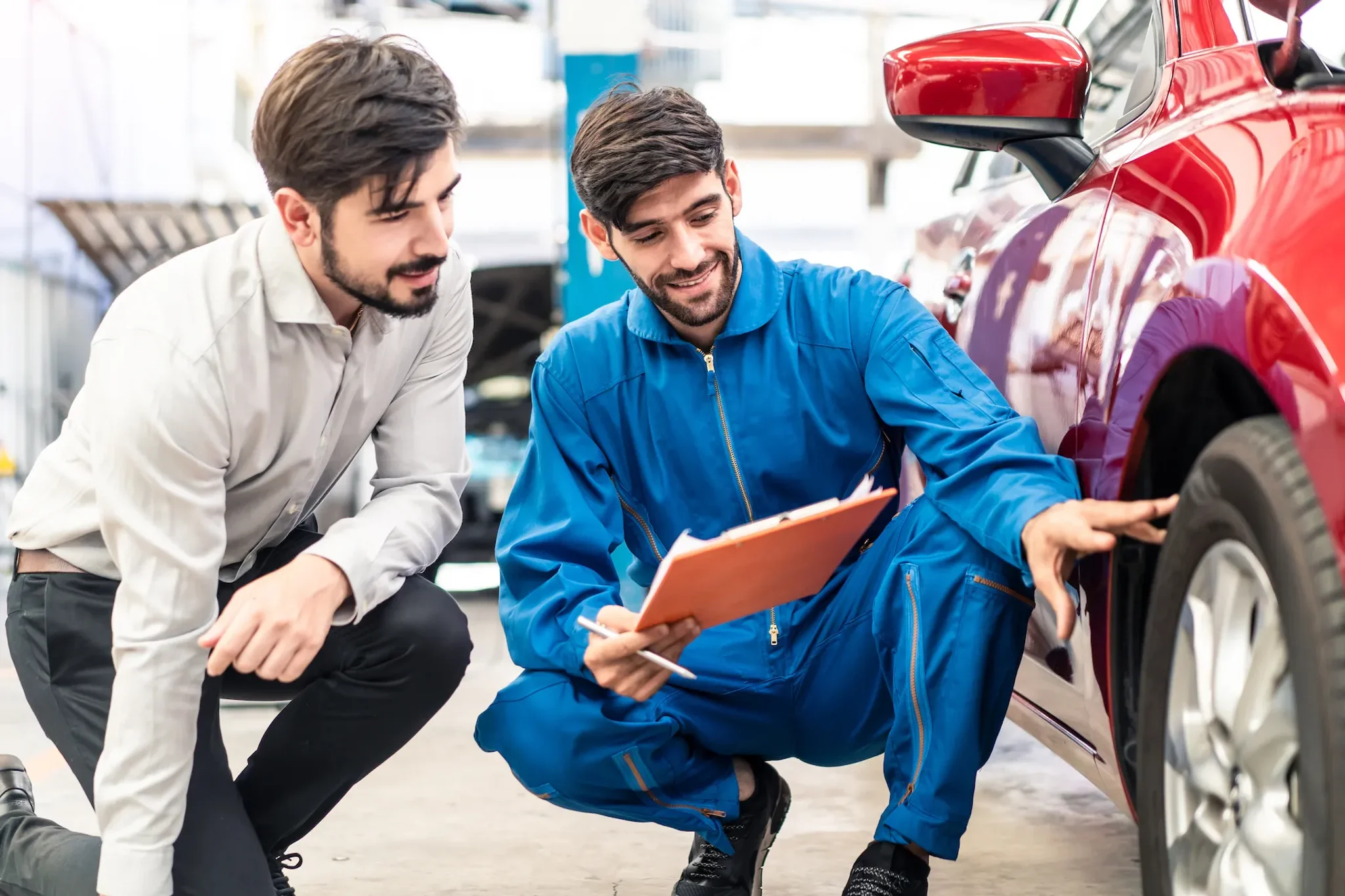 Service Berater und Kunde am Fahrzeug zum Begutachtung