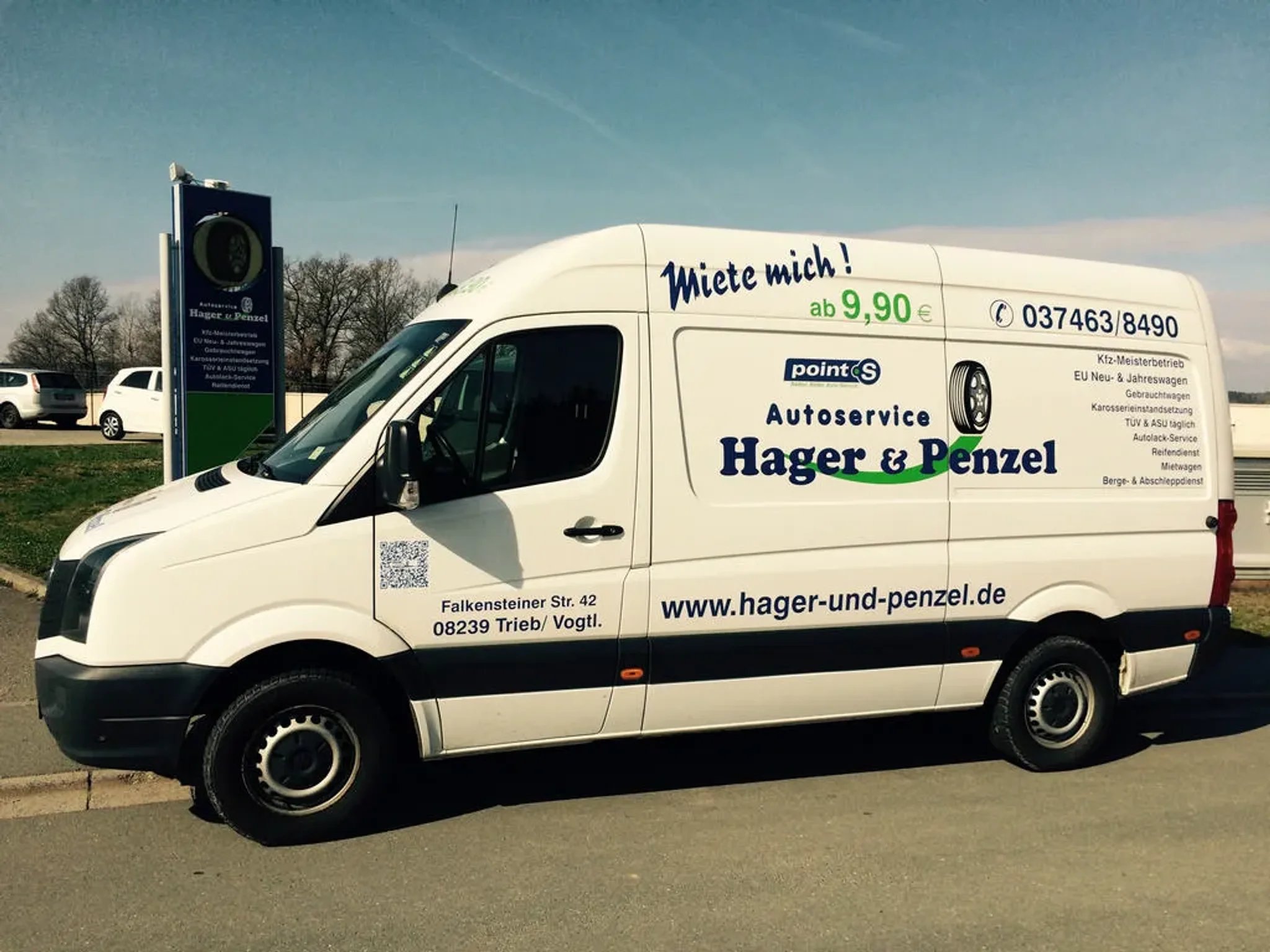 Weißer VW Crafter, mittlere Radstand fotografiert seitlich von links mit Werbung von Autohaus Hager und Penzel