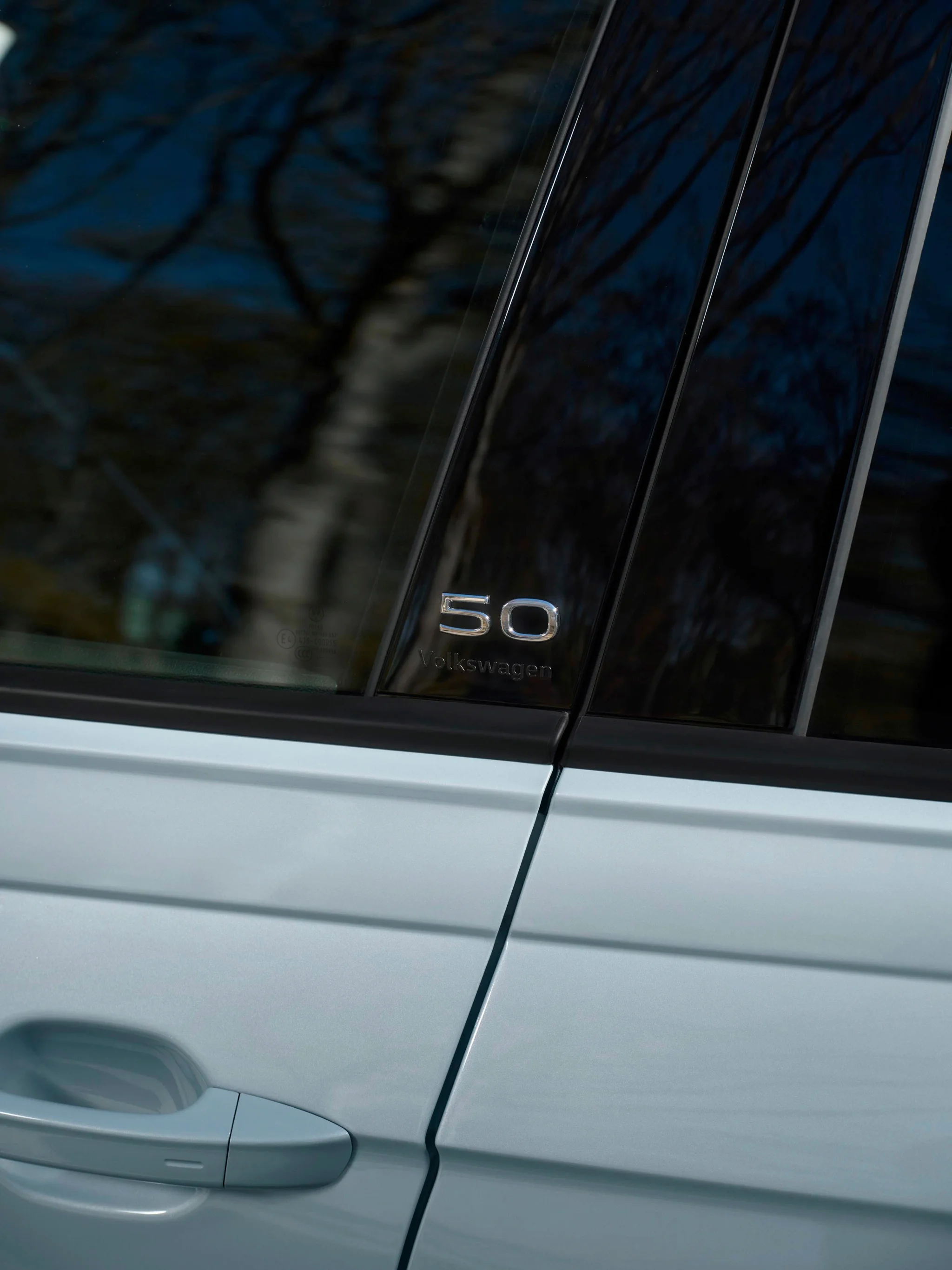 DB2025AU00832_large.jpg