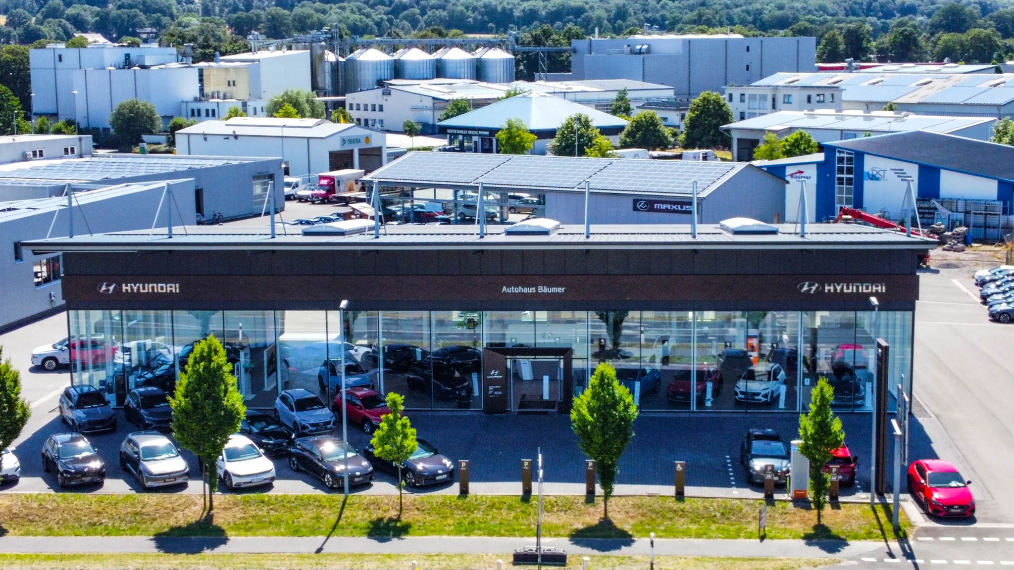 Ausstellungsraum für Hyundai Fahrzeuge im Autohaus Bäume, Luftbild Aufnahme
