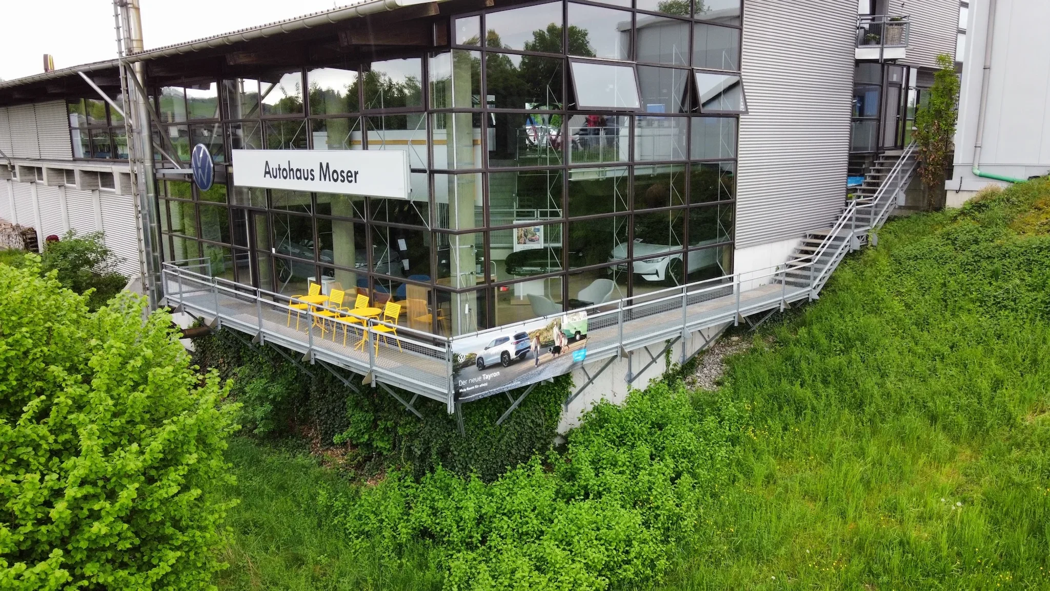 Autohaus Moser, Detailaufnahme mit großer Glasfront
