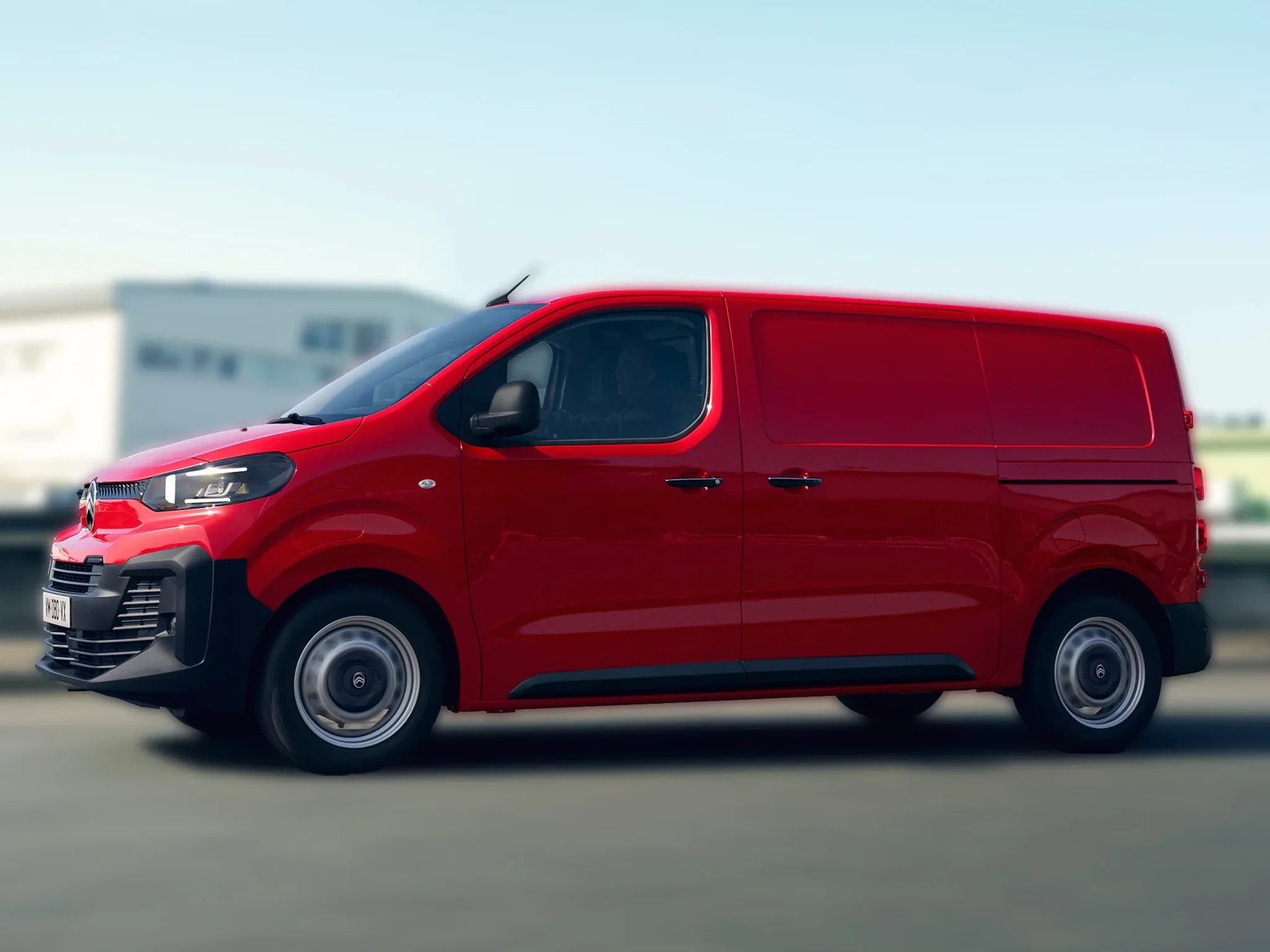 Citroën e- Jumpy in rot fahrend auf einer Straße.