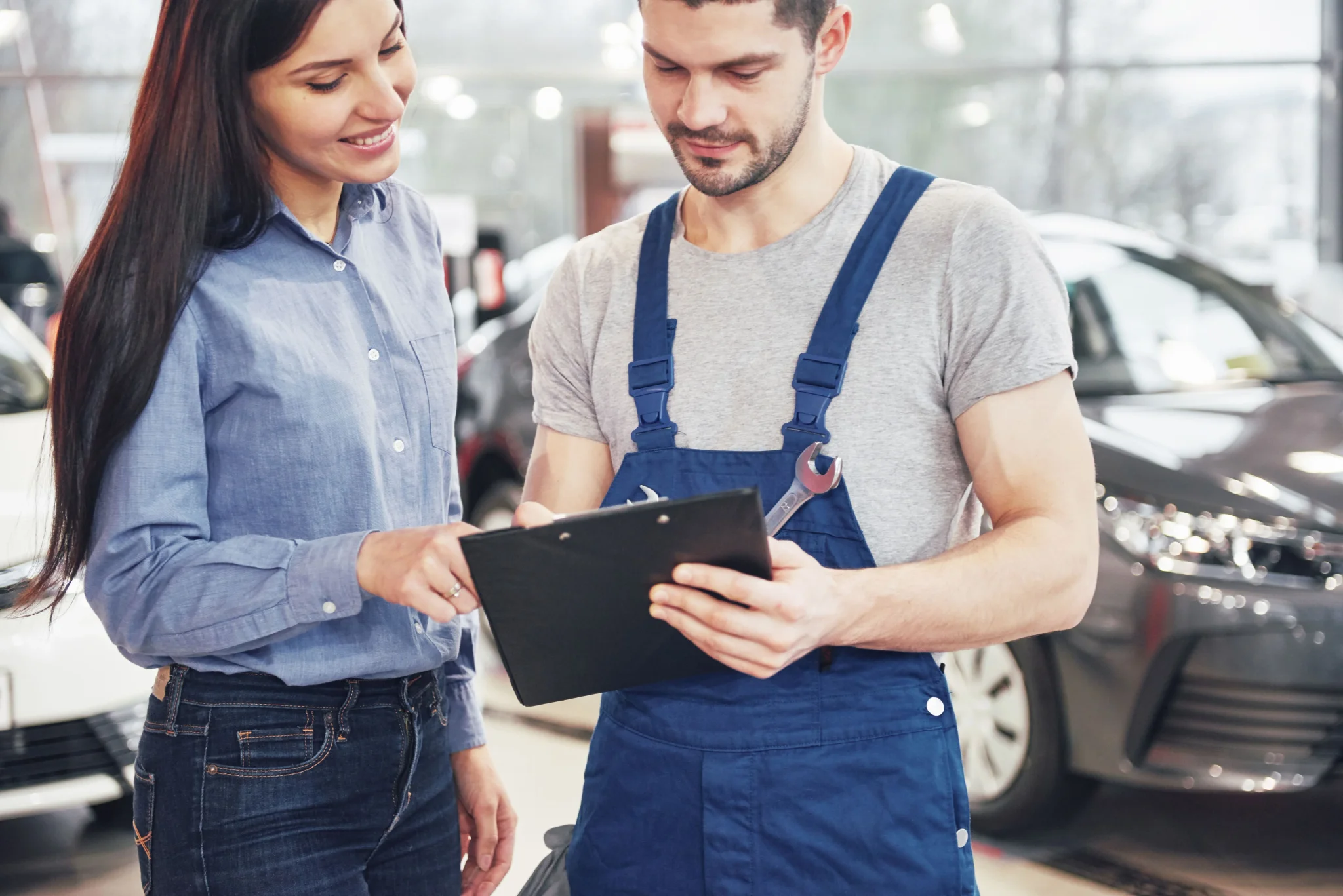 ein-mann-mechaniker-und-frau-kunde-diskutieren-reparaturen-ihrem-fahrzeug-durchgefuhrt-min.jpg
