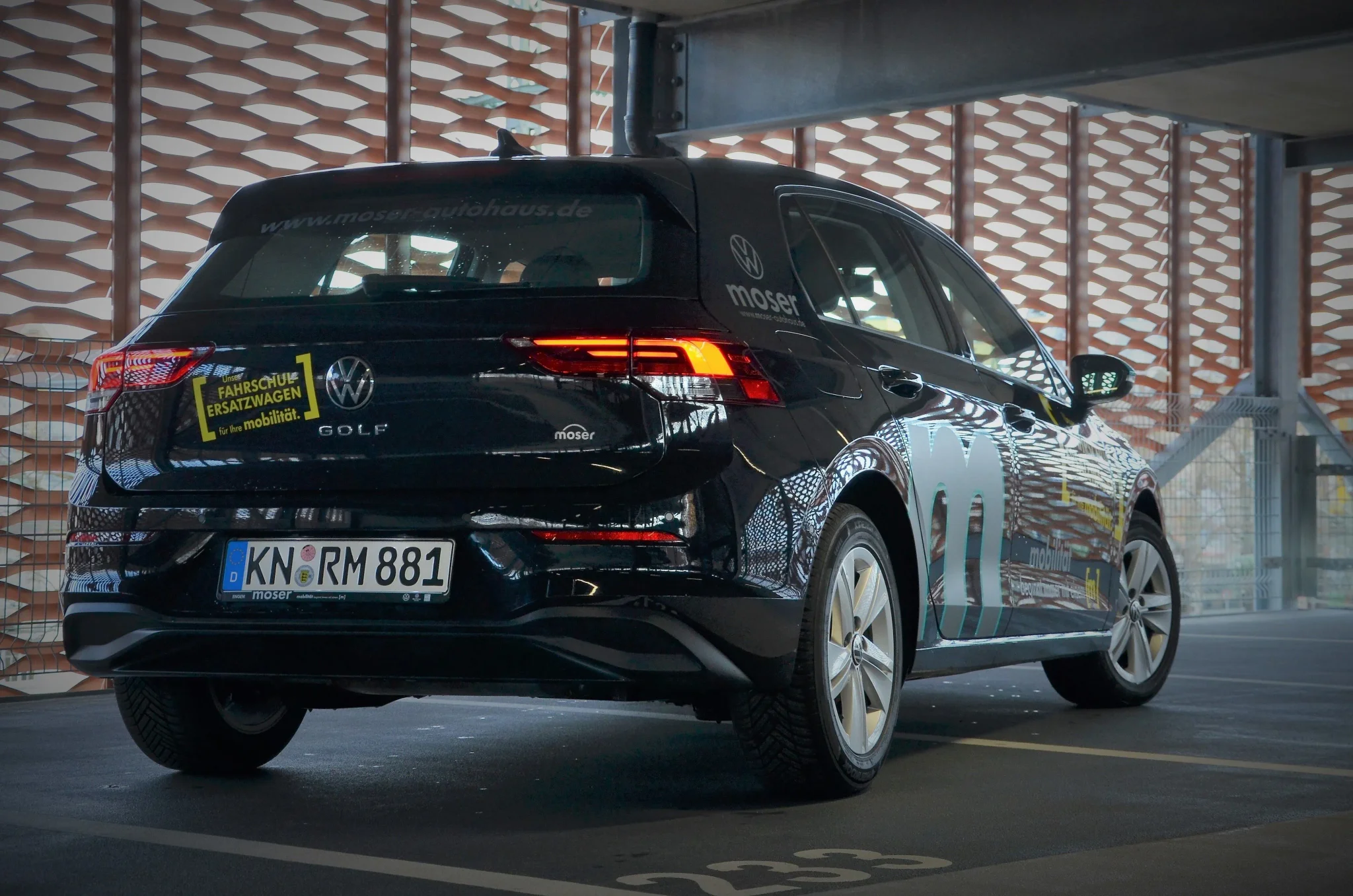 Fahrschulersatzwagen im Autohaus Moser von hinten fotografiert