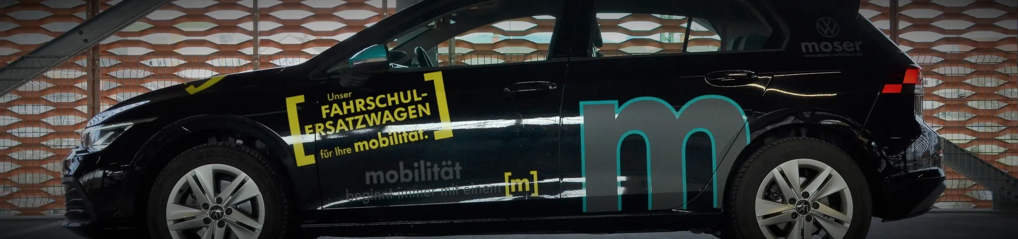 VW Golf als Fahrschulersatzfahrzeug im Autohaus Moser das Fahrzeug hat die Farbe schwarz mit gelben Aufdruck