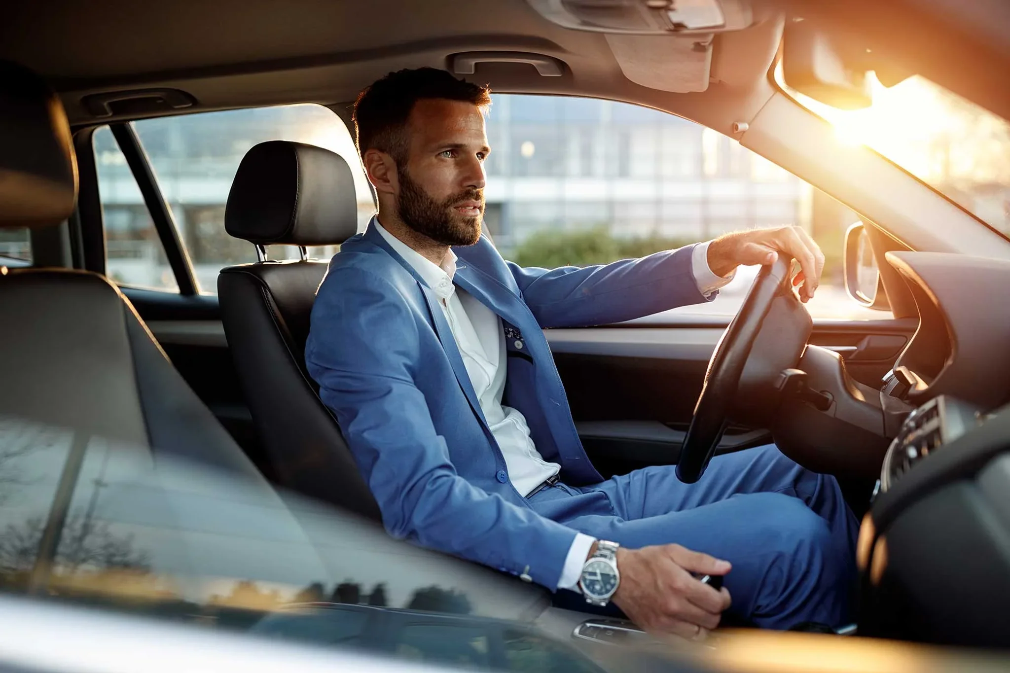 geschaeftsmann_im_auto.jpg