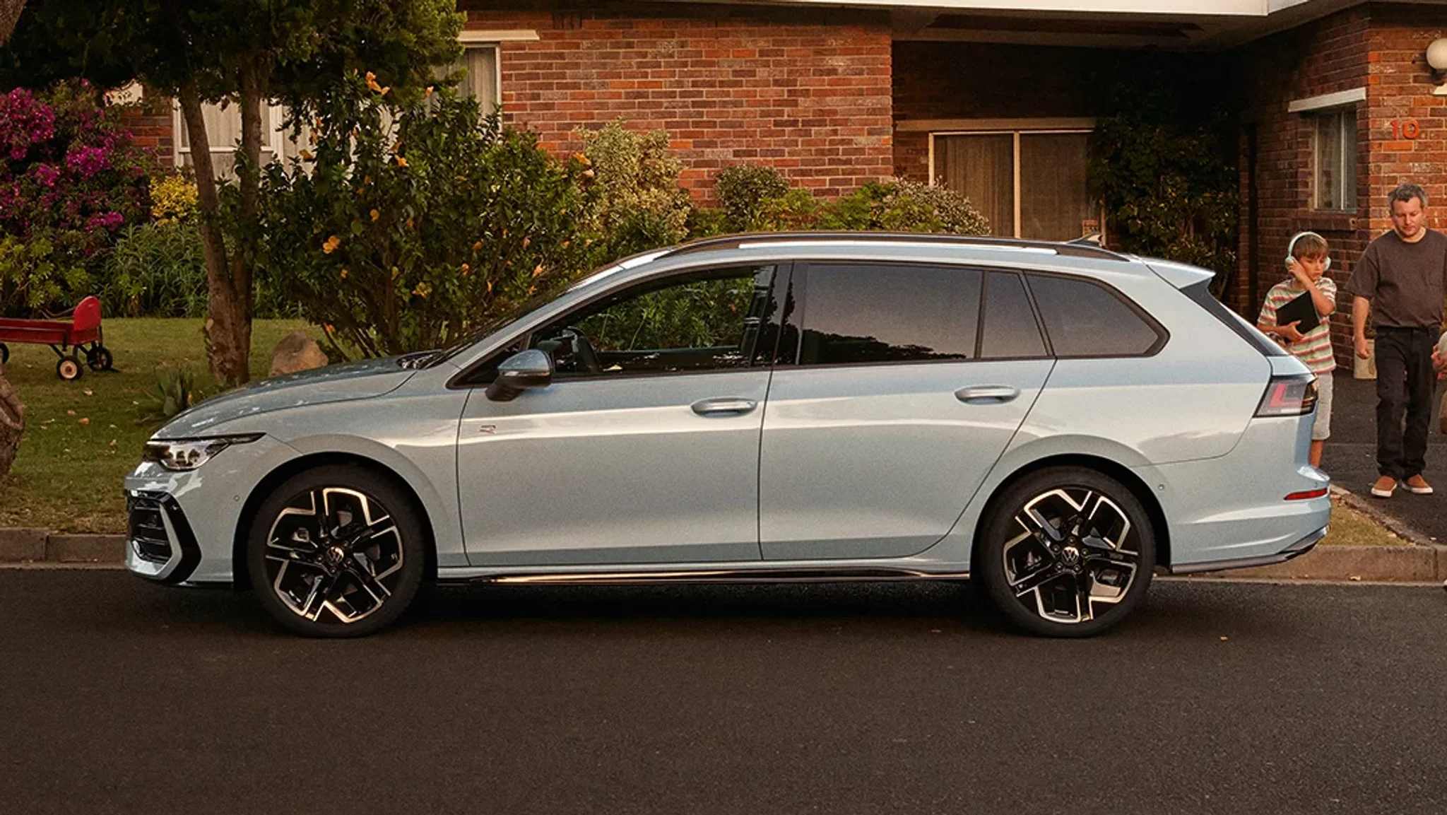 GV5674__Golf_Estate_parking-sideways-in-front-of-a-house.png