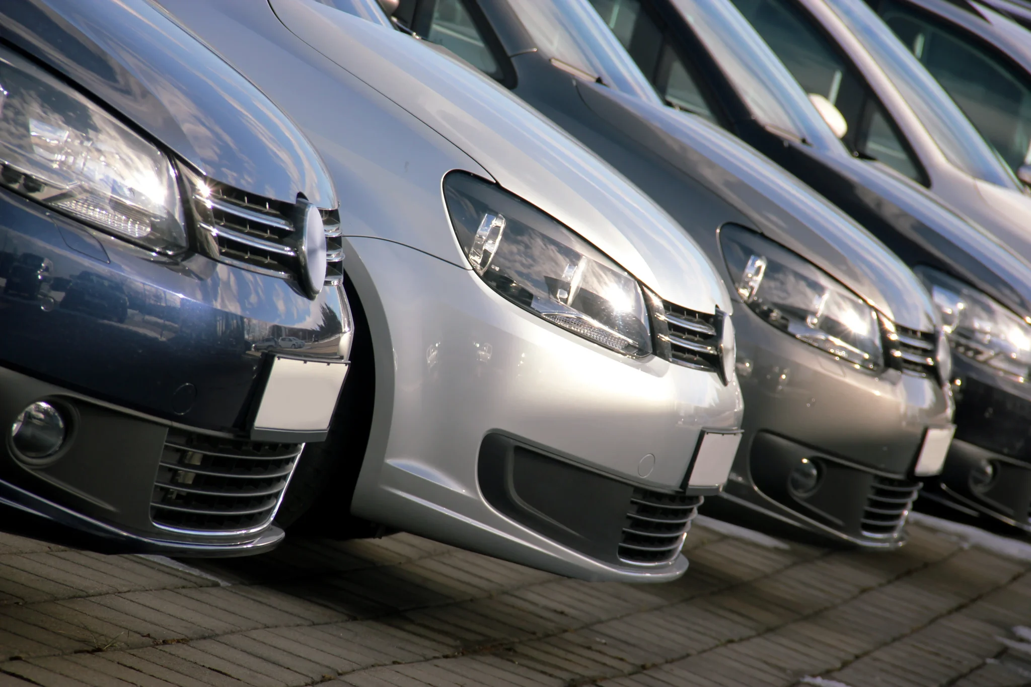 Gebrauchtwagen in einer Reihe. Detail Aufnahmen, Kühlergrill und Scheinwerfer
