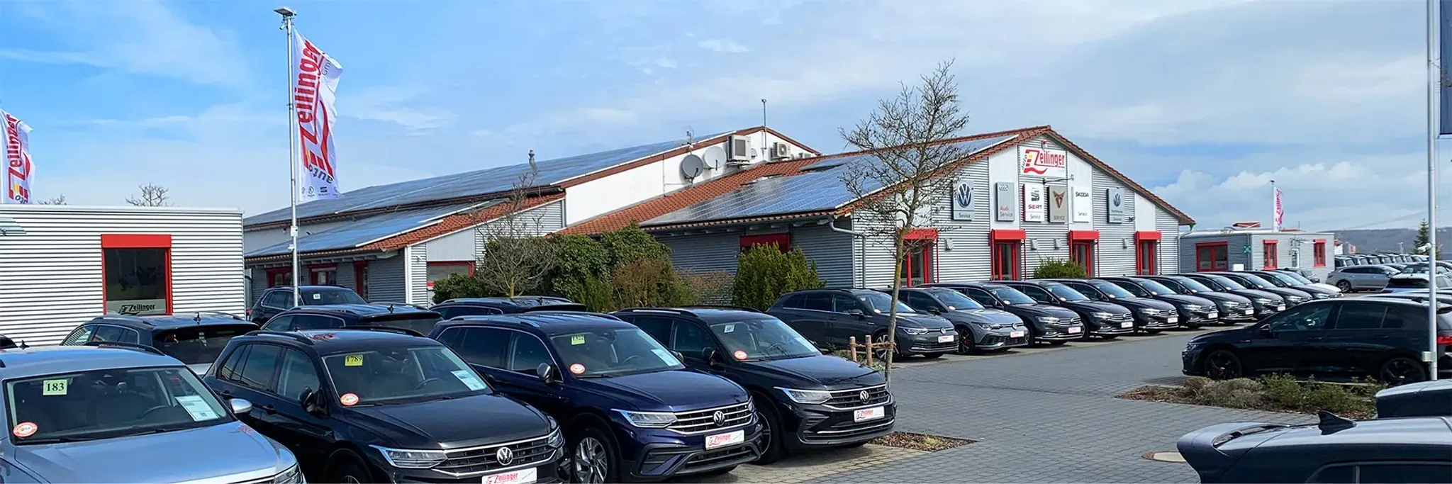 Fahrzeugpräsentation vor dem Verkaufsgebäude des Autohaus Zeilinger