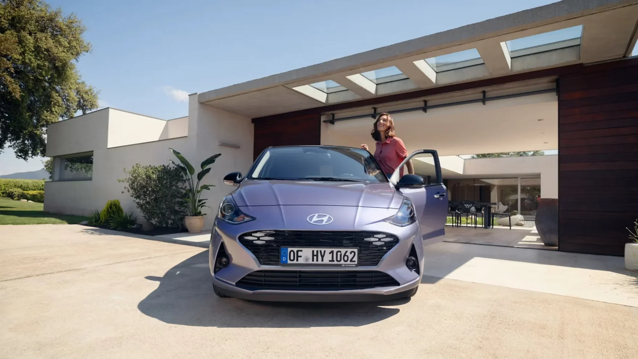 Hyundai i10 von fotografiert steht vor einem Carport