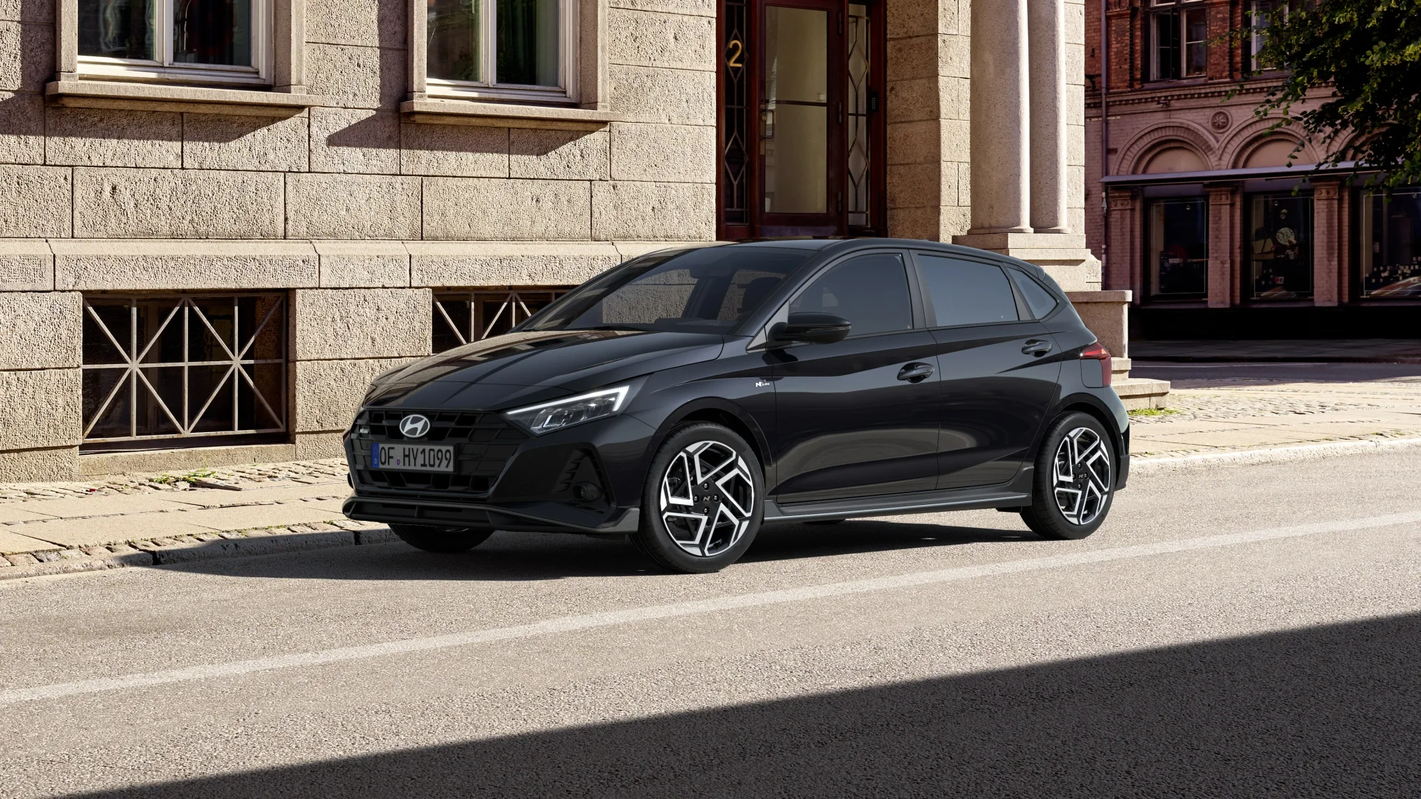 i20_MY25_NLine_EXT_Lifestyle_3-4_Front_Phantom_Black-min.jpg