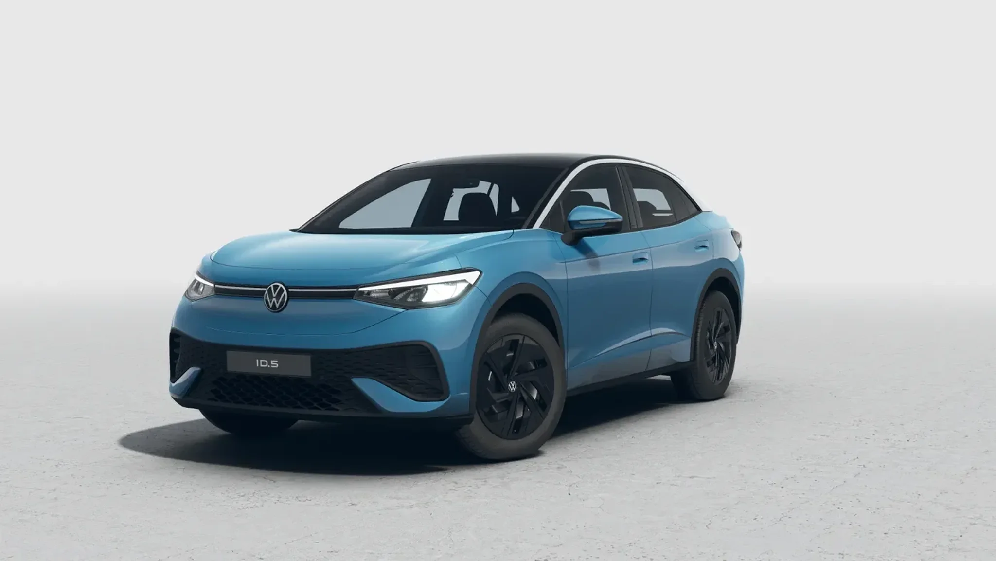 VW ID.5 in Farbe azul von vorne links fotografiert