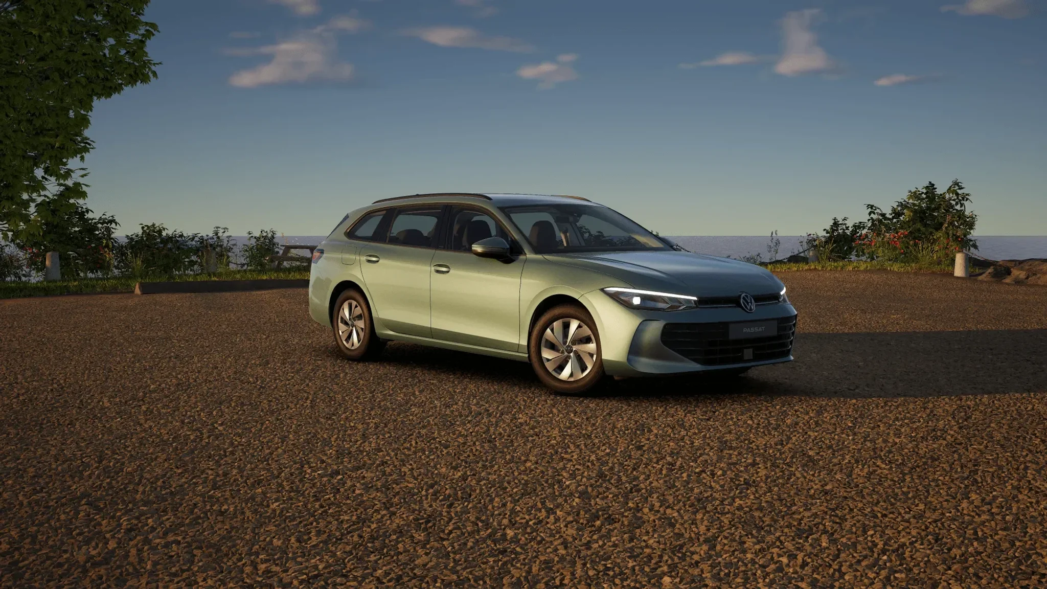 Passat Variant , auf einen braun geschrotteten Platz, in der Natur unter blauem Himmel