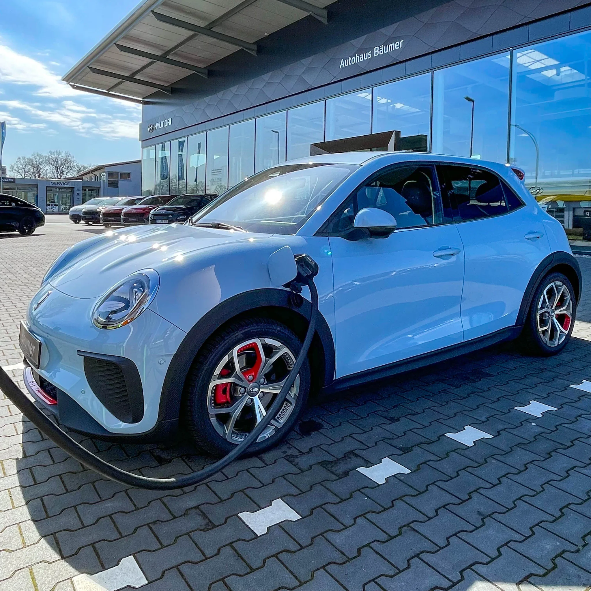 Der GWM ORA 3 beim Laden vorm Autohaus Bäumer