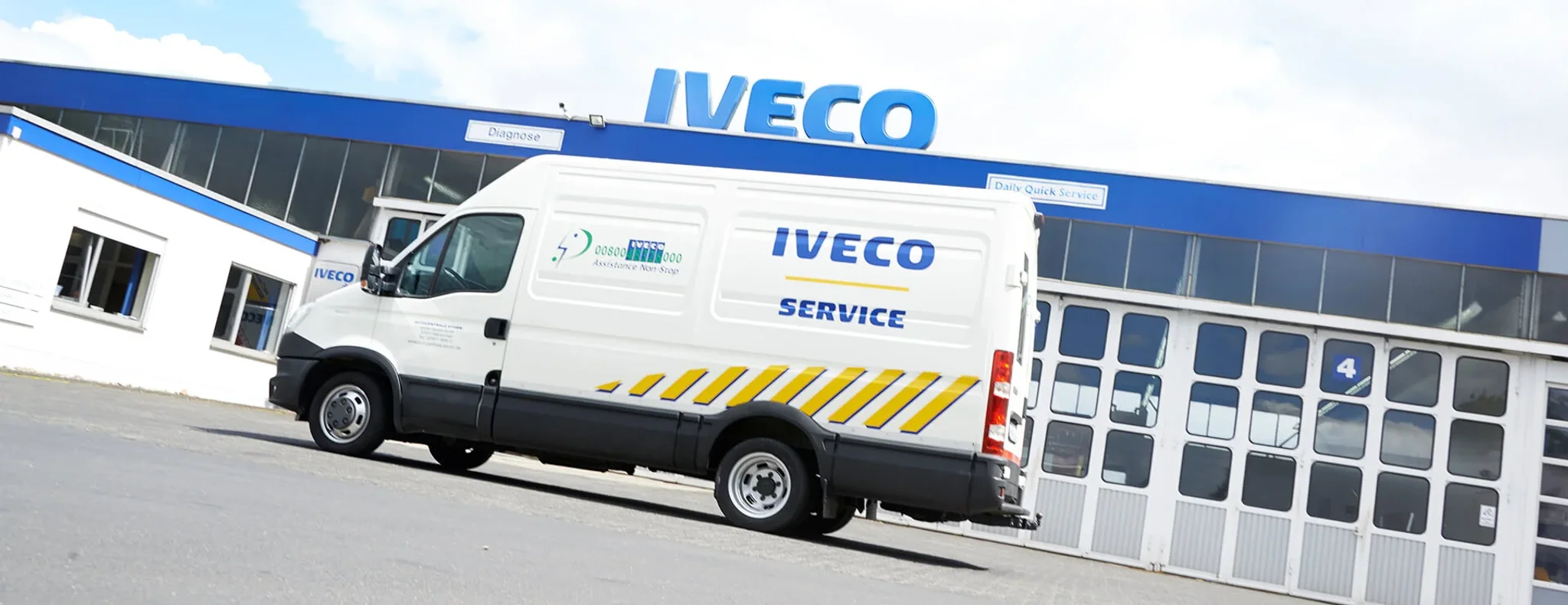 Iveco Service Fahrzeug vor der Autozentrale Sturm