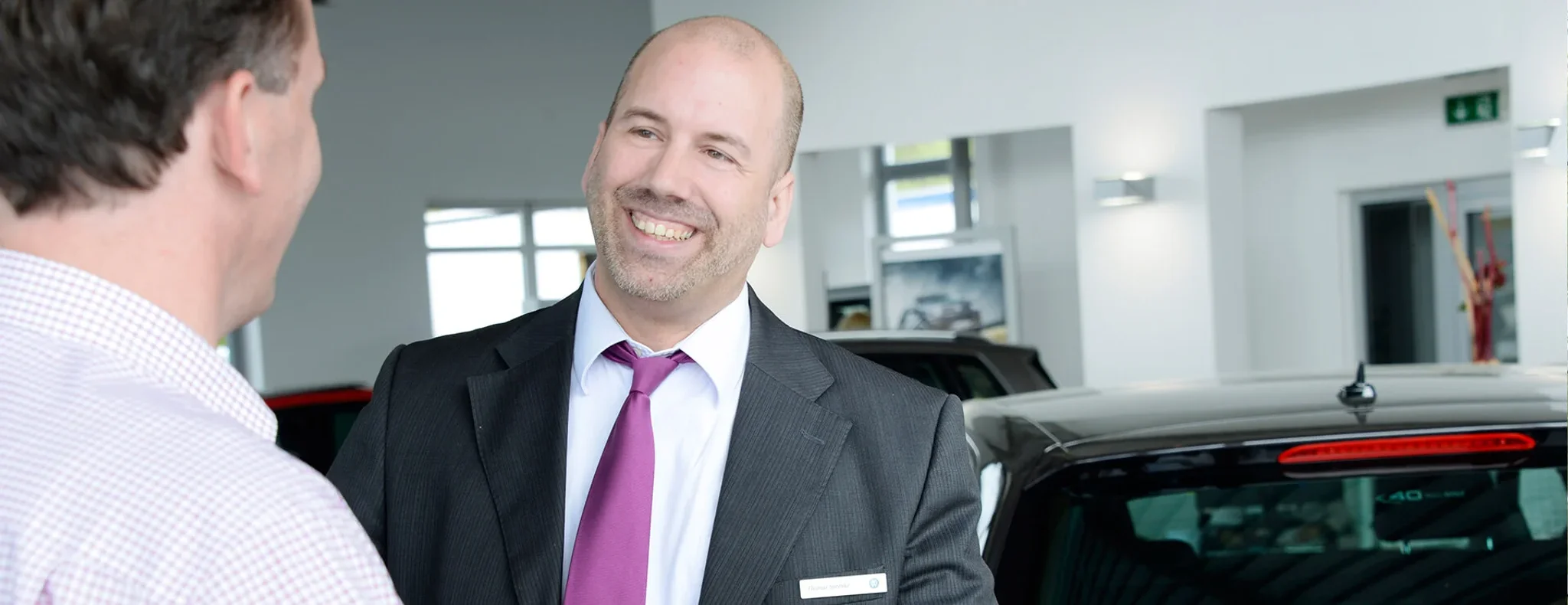 Automobilverkäufer im Gespräch