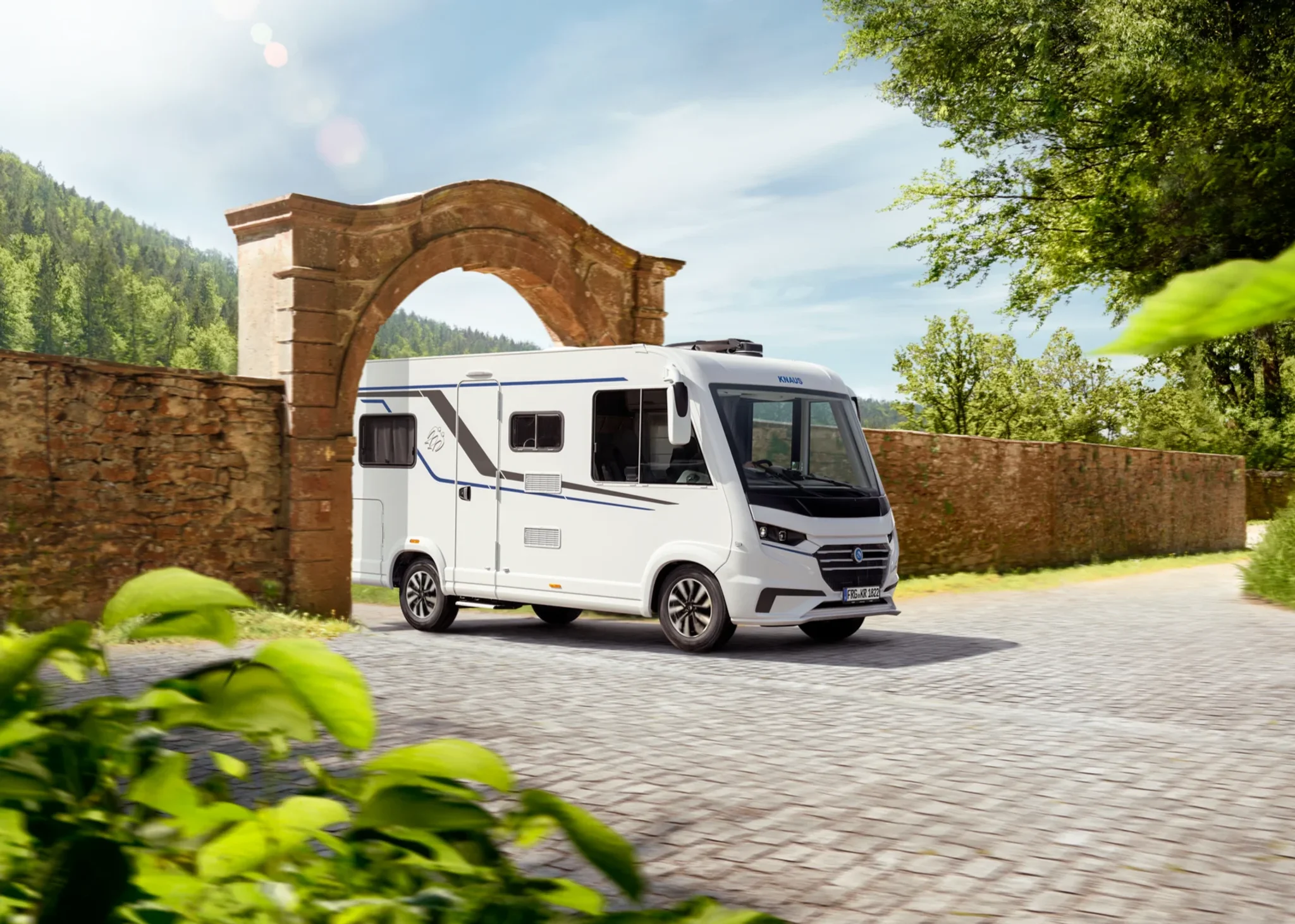 Vollintegriertes Knaus Wohnmobil unter einem Torbogen