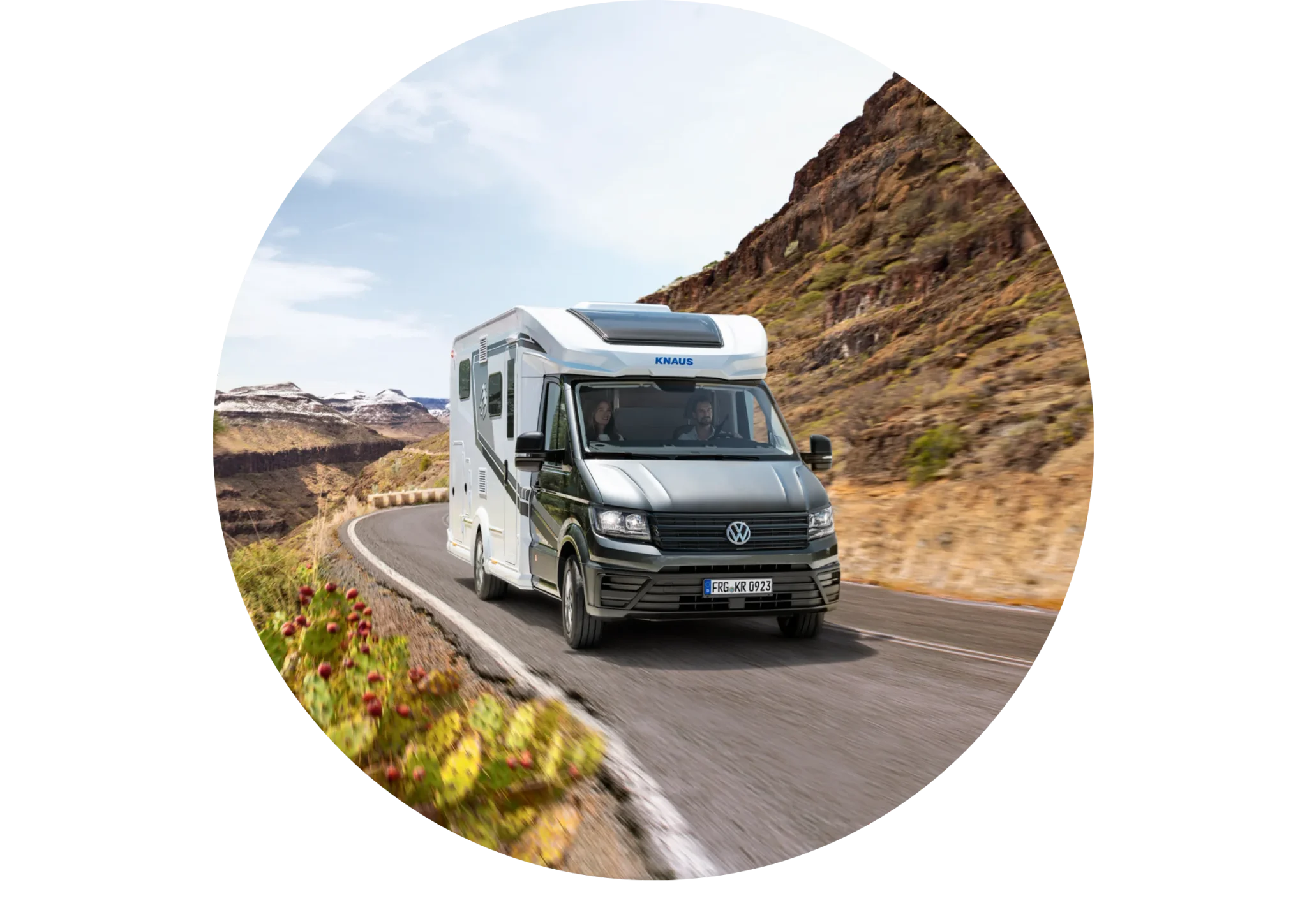 Fahrendes Knaus Wohnmobil auf einem Bergpass