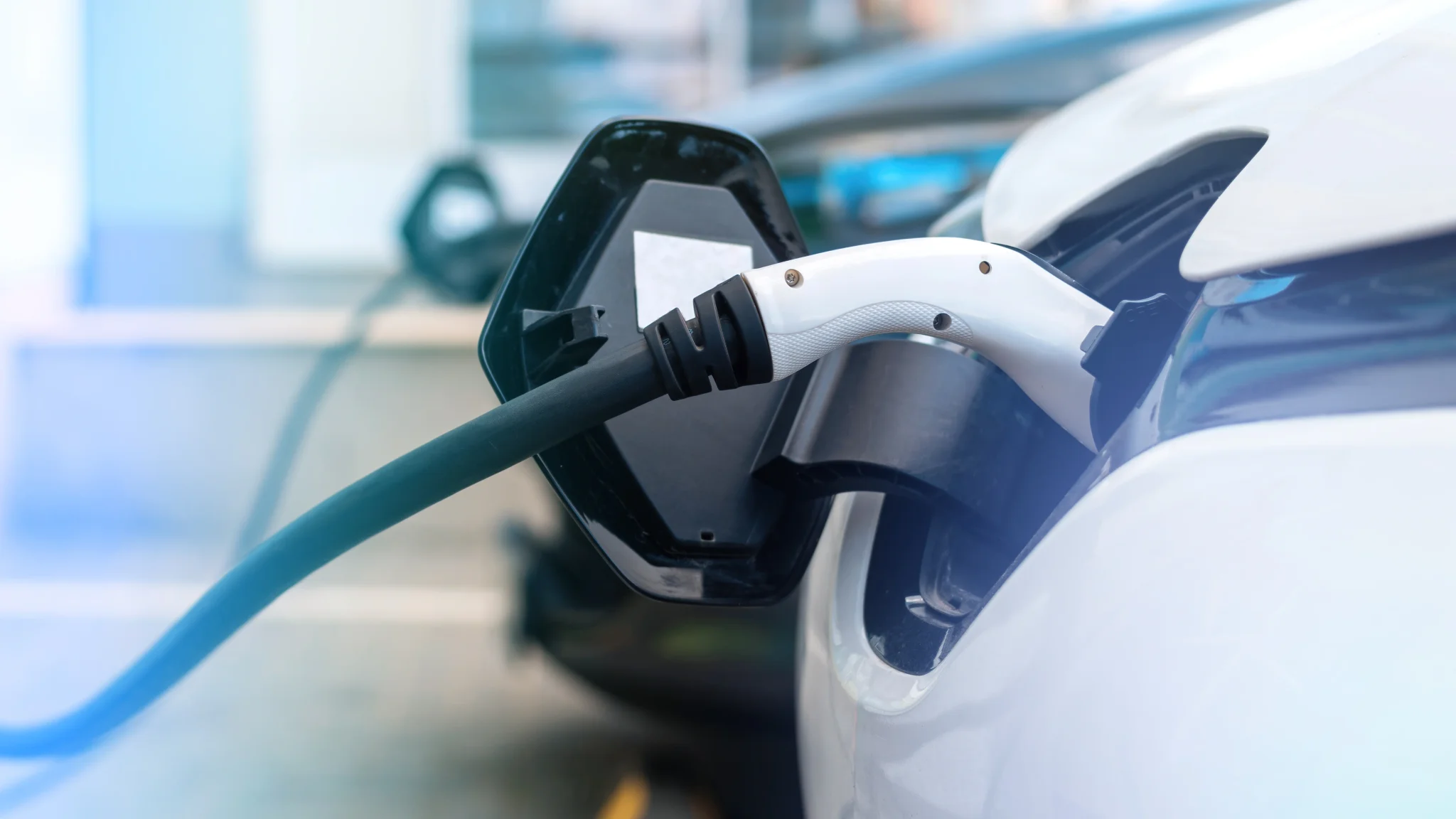 ladegerate-zwei-elektroautos-der-ladestation-angeschlossen.jpg