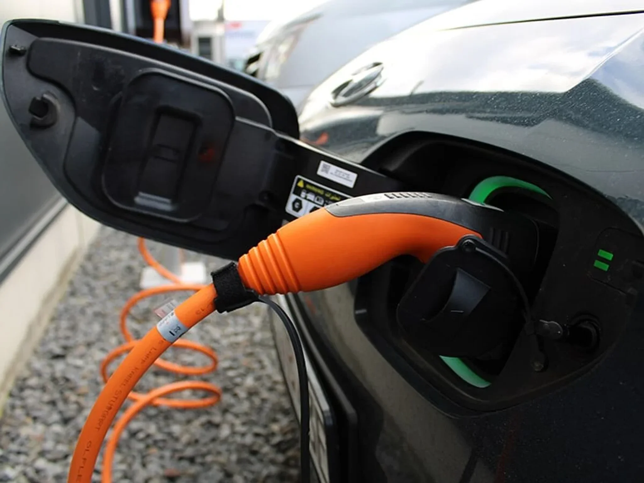 Orangener Ladestecker eingesteckt in einem Fahrzeug