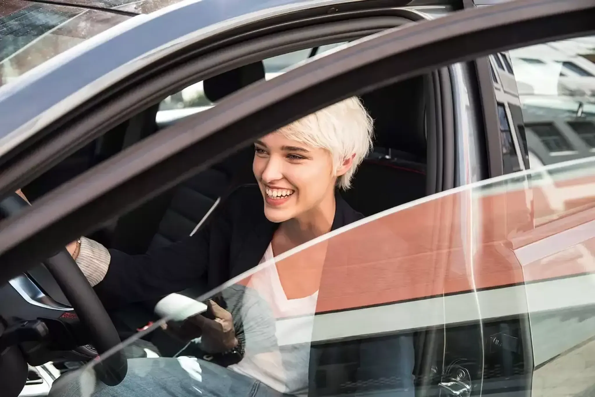 Leasing Auto VW Frau blond sitzt im Auto.jpeg.jpg