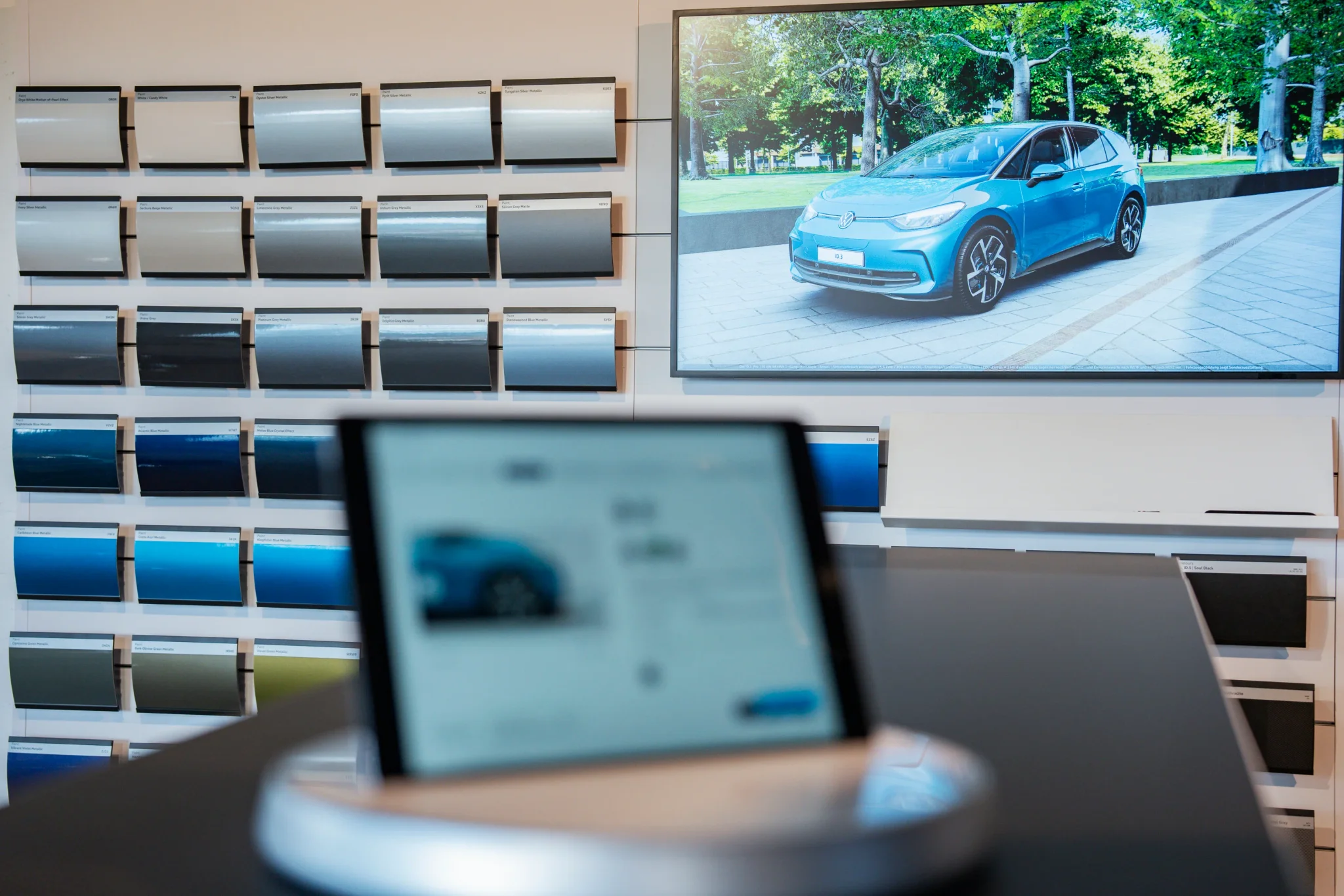 Digitale Fahrzeug Beratung Monitor mit ausgewählten Modell ID.3 in blau