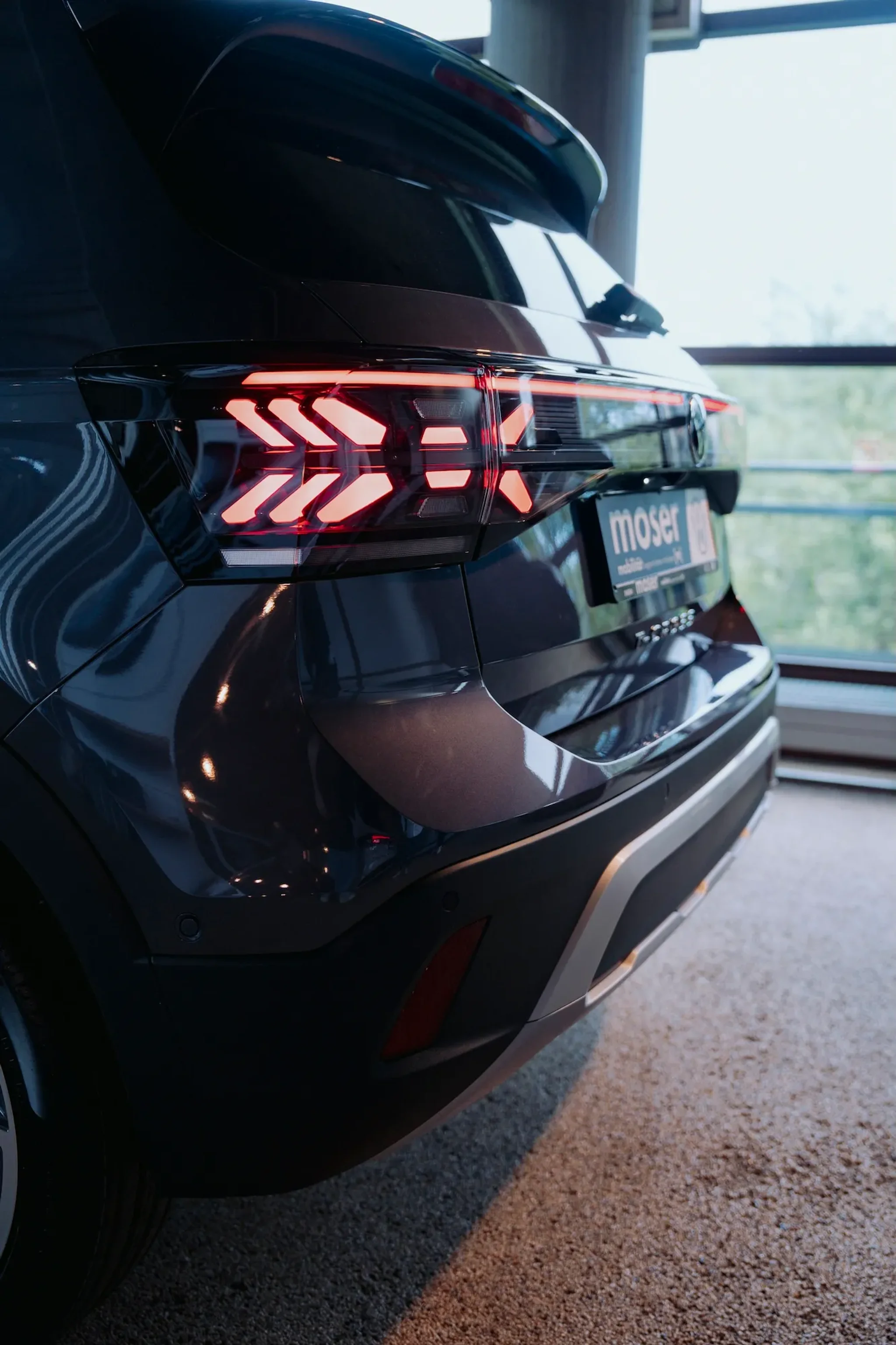 Datei Aufnahme der Heckleuchten eines VW T-Roc, die Heckleuchten sind dabei eingeschalten