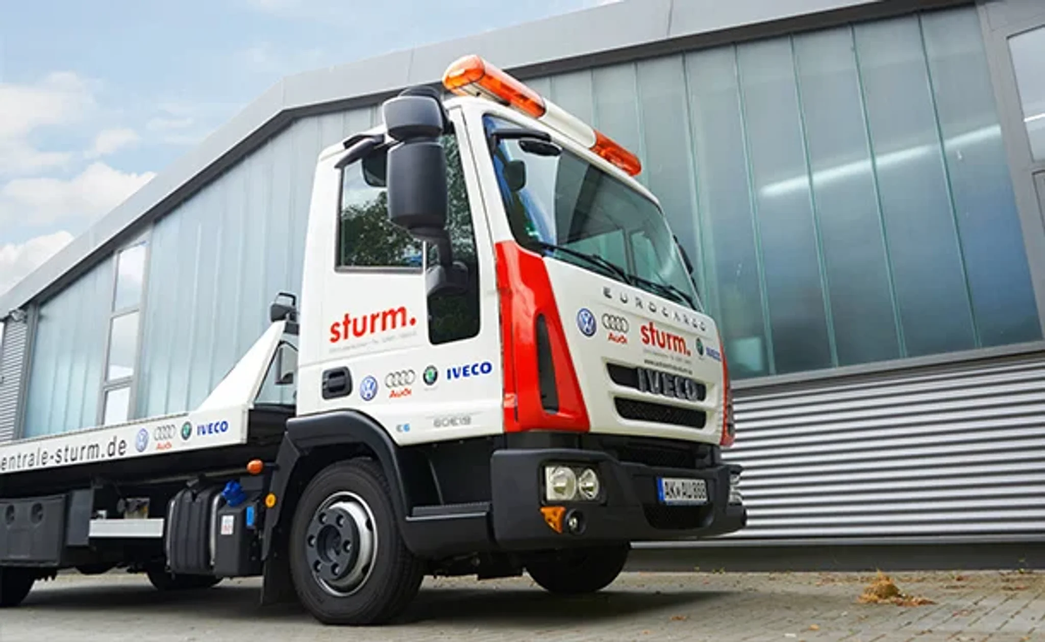 Abschleppfahrzeug, der Marke Iveco vor der Autozentrale Sturm