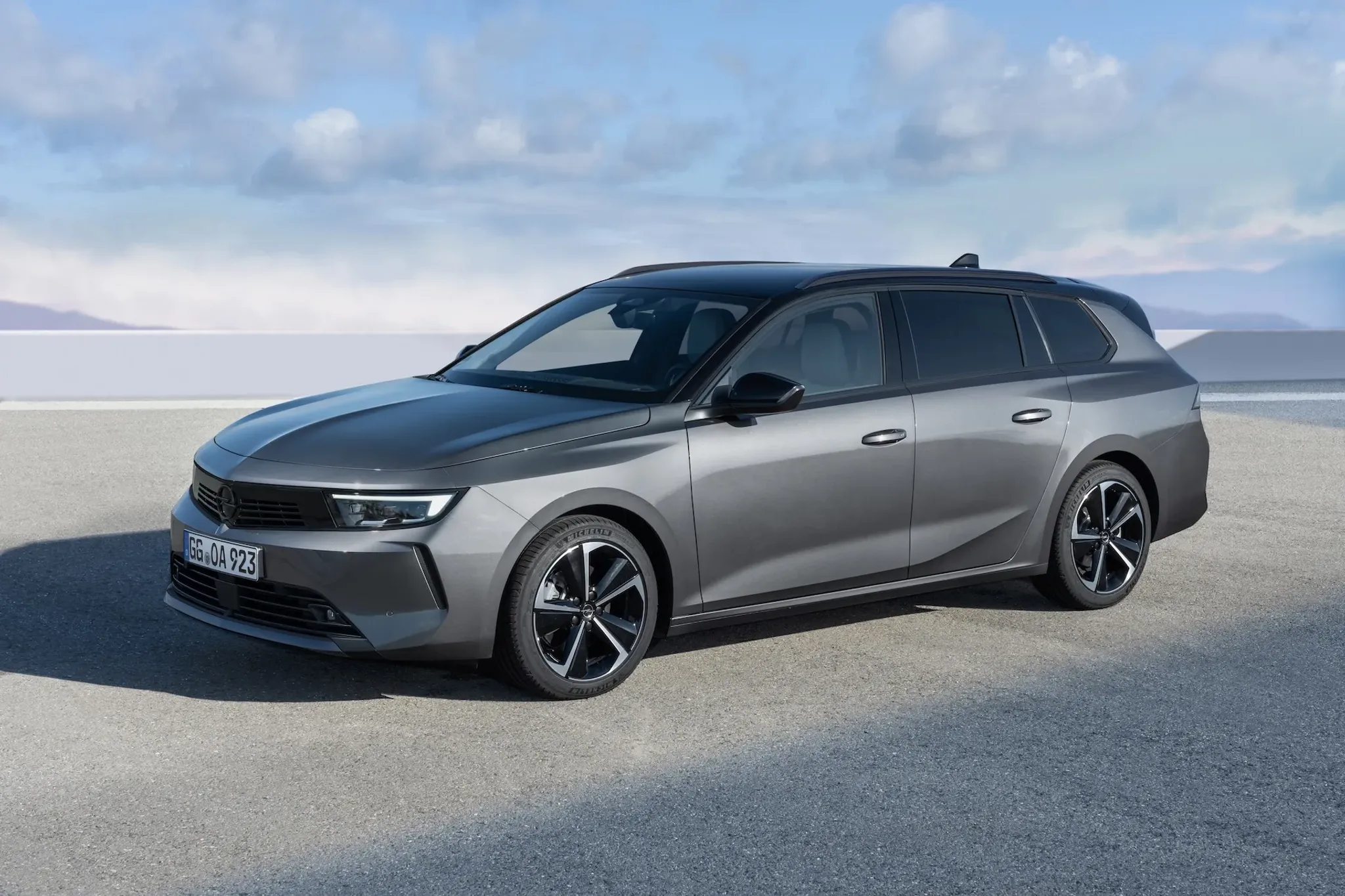 Opel Astra in grau metallic auf grauen Asphalt Seitenansicht von links