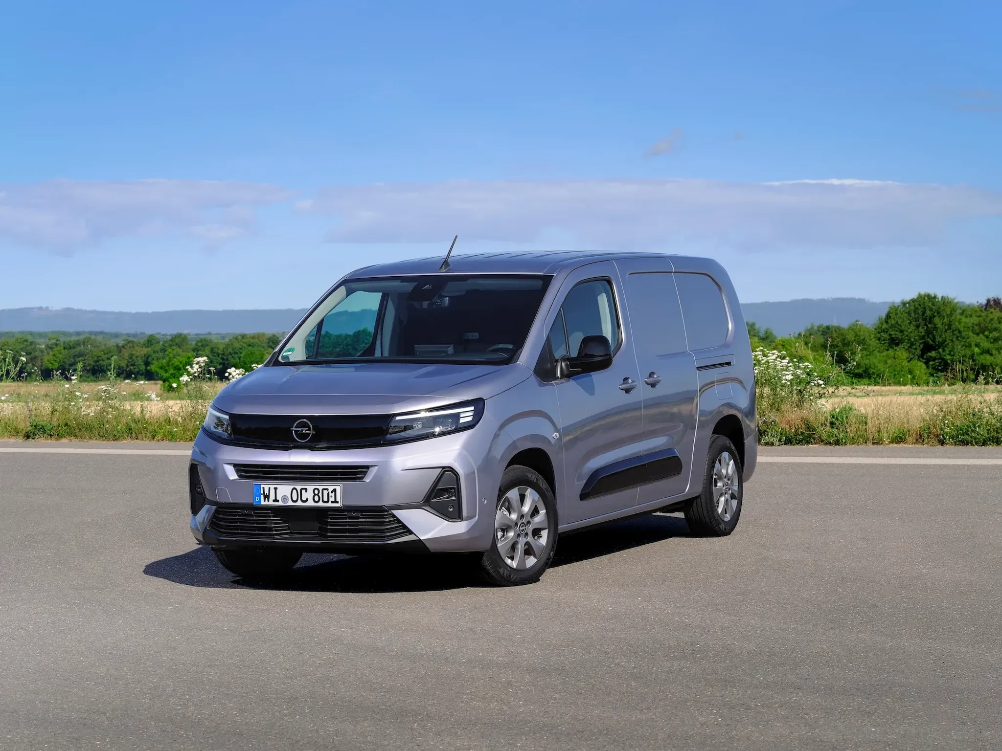 Opel Combo, Cargo in grau metallic vor blühende Landschaft von vorn links fotografiert