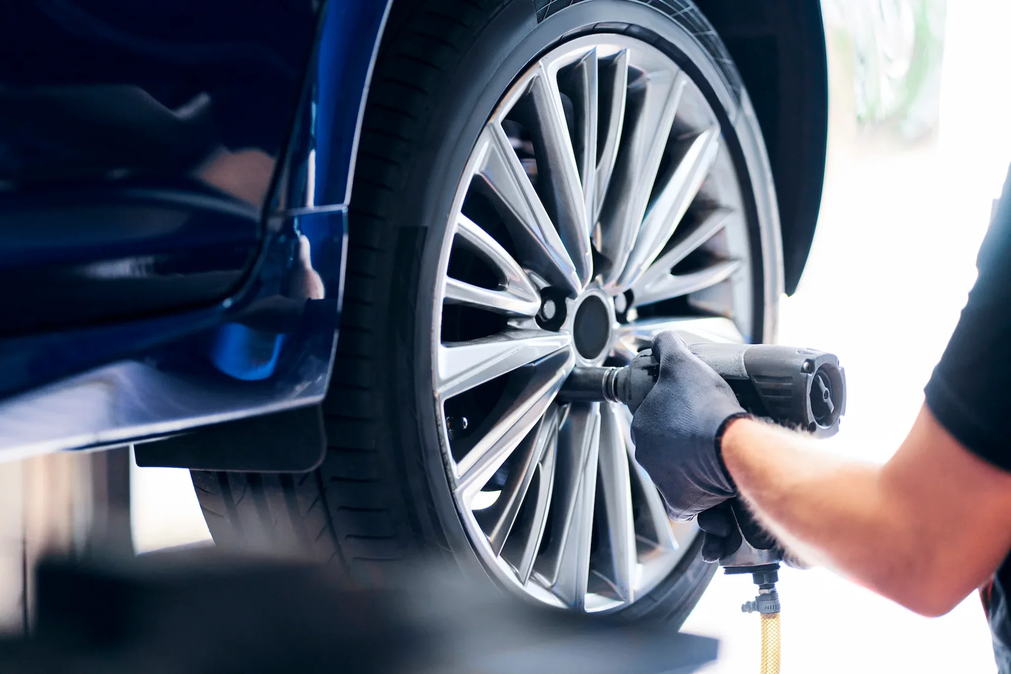 Mechaniker beim demontieren eines leicht mit Kontraktes an einem Fahrzeug mit blauen Farbe