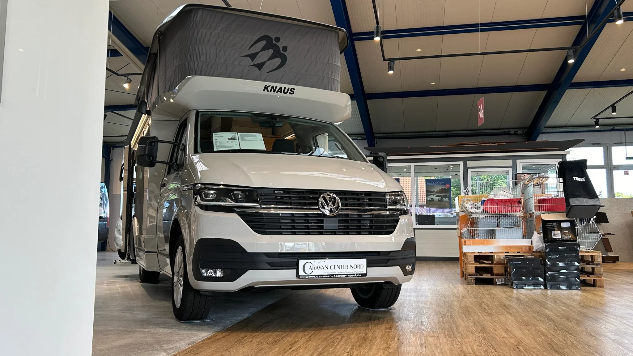 Knaus Tourer Van in einer Ausstellungshalle